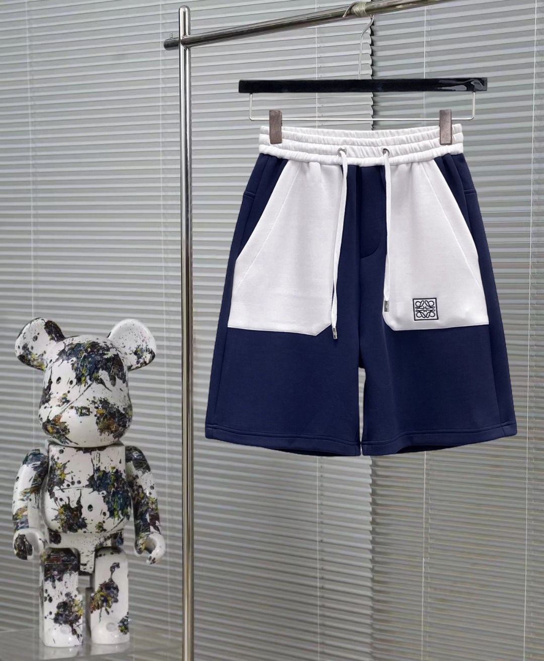 NO:413437,Luo Yiwei has three standards. The new 2025 summer new men's casual double-sided shorts, high-end customized fabric breathable fabric, extremely breathable, elastic and comfortable, impeccable details, top-level auxiliary materials, original logo design concept, delicate and soft feel!  The upper body style is excellent!  Size M-XXXL order to report height and weight, loewe, shorts, alexander wang19860909罗意威 三标齐全 2025夏季新款男士休闲双面穿短裤,高级定制面料透气面料 透气弹力舒适度极高,细节无可挑剔,顶级辅料配备,原版logo设计理念,手感细腻柔软！上身版型超赞！尺码M-XXXL下单报身高体重,,loewe,shorts,alexander wang,Men's clothing