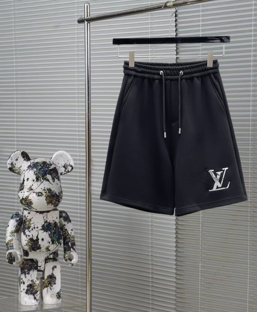 NO:413445,Lv three standards are complete. The new 2025 summer new men's casual double-sided shorts, high-end custom fabric breathable fabric, extremely breathable, elastic and comfortable, impeccable details, top-level auxiliary materials, original logo design concept, delicate and soft feel!  The upper body style is excellent!  Size M-XXXL order to report height and weight, louis vuitton, shorts, alexander wang19860909Lv 三标齐全 2025夏季新款男士休闲双面穿短裤,高级定制面料透气面料 透气弹力舒适度极高,细节无可挑剔,顶级辅料配备,原版logo设计理念,手感细腻柔软！上身版型超赞！尺码M-XXXL下单报身高体重,,louis vuitton,shorts,alexander wang,Men's clothing