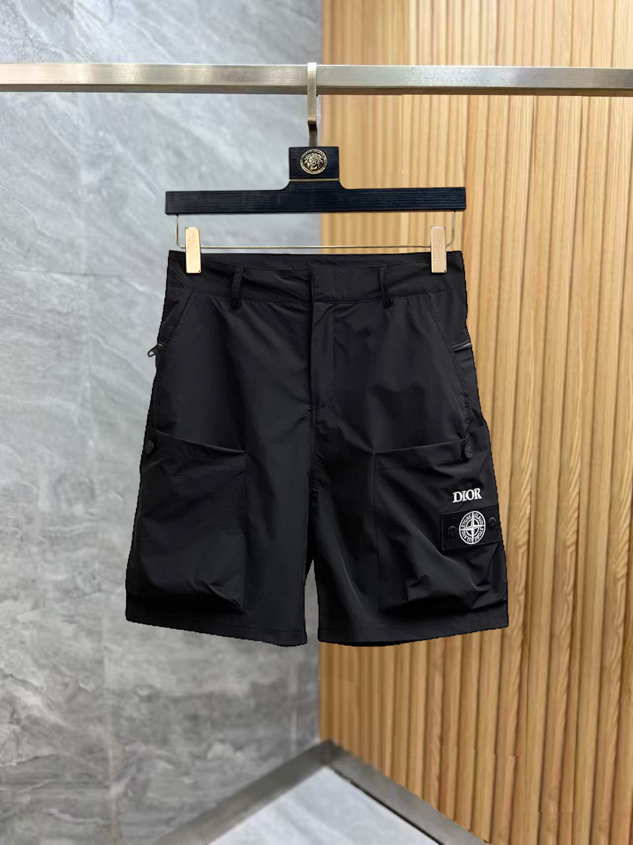 NO:876084,Dior's new 2026 summer original counter casual shorts, luxury classic brand original LOGO accessories, counter best-selling style, very comfortable to wear, low-key yet luxurious, very classy to wear. Needless to say the trousers style and tailoring, the upper body is exquisite and high-end, first-class and top-quality materials. Really palace-level casual pants. The cotton of Turkey is selected for its outstanding quality. After heavy washing, the pants are very soft!  Don't be picky. The upper body is absolutely stylish and extremely luxurious. Please state your height and weight when placing an order for sizes M-3XL.,,dior,shorts,19860909迪奥 2026夏季新款原单专柜休闲短裤,奢华经典品牌原版LOGO配饰 专柜热销款 身穿着非常舒适 低调不失奢华 穿出去非常有档次 裤型款式和裁剪亦无需多言 上身精致跃然高档一等一顶级质料 真正殿堂级的休闲裤 选用土耳其的棉花品质卓然,经过重水洗使得裤子很柔软！不挑人 上身绝对的有型 极度奢华. 尺码M-3XL下单报身高体重.,,dior,shorts,,Men's clothing