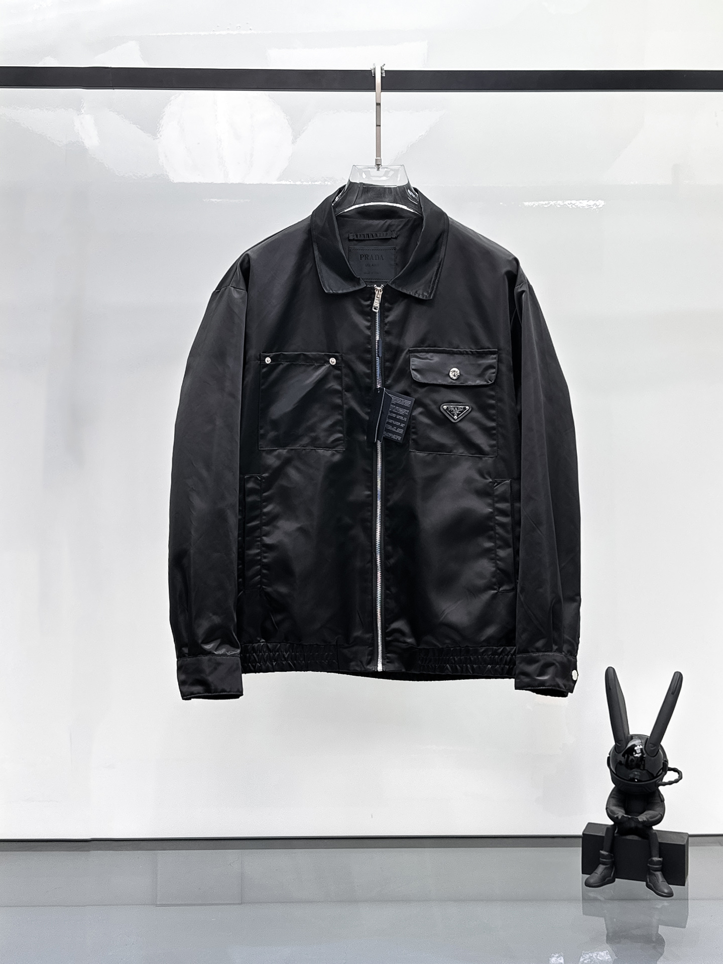 NO:525097,Prada 2025 autumn new jacket jacket, the new product on the show is perfect, comfortable and warm when worn on both sides, full and attractive colors, and a very outstanding design that easily advances the sense of fashion, extremely exquisite workmanship, neat and meticulous routes!  A masterpiece of a big-name designer!  The upper body doesn't look bloated and super handsome!  Spot code M ~ XXXL,,prada,jackets & coats,jackets & coats,alexander wang19860909普拉达 2025秋季新款夹克外套,秀场新品品相非常完美,双面穿舒适保暖,三标齐全色泽饱满诱人,非常出彩的设计,轻松将时髦感进阶,做工极为考究严谨,走线工整细致！大牌设计师巨作！上身不显臃肿、超级帅气！现货码数M ～ XXXL,,prada,jackets & coats,jackets & coats,alexander wang,Men's clothing