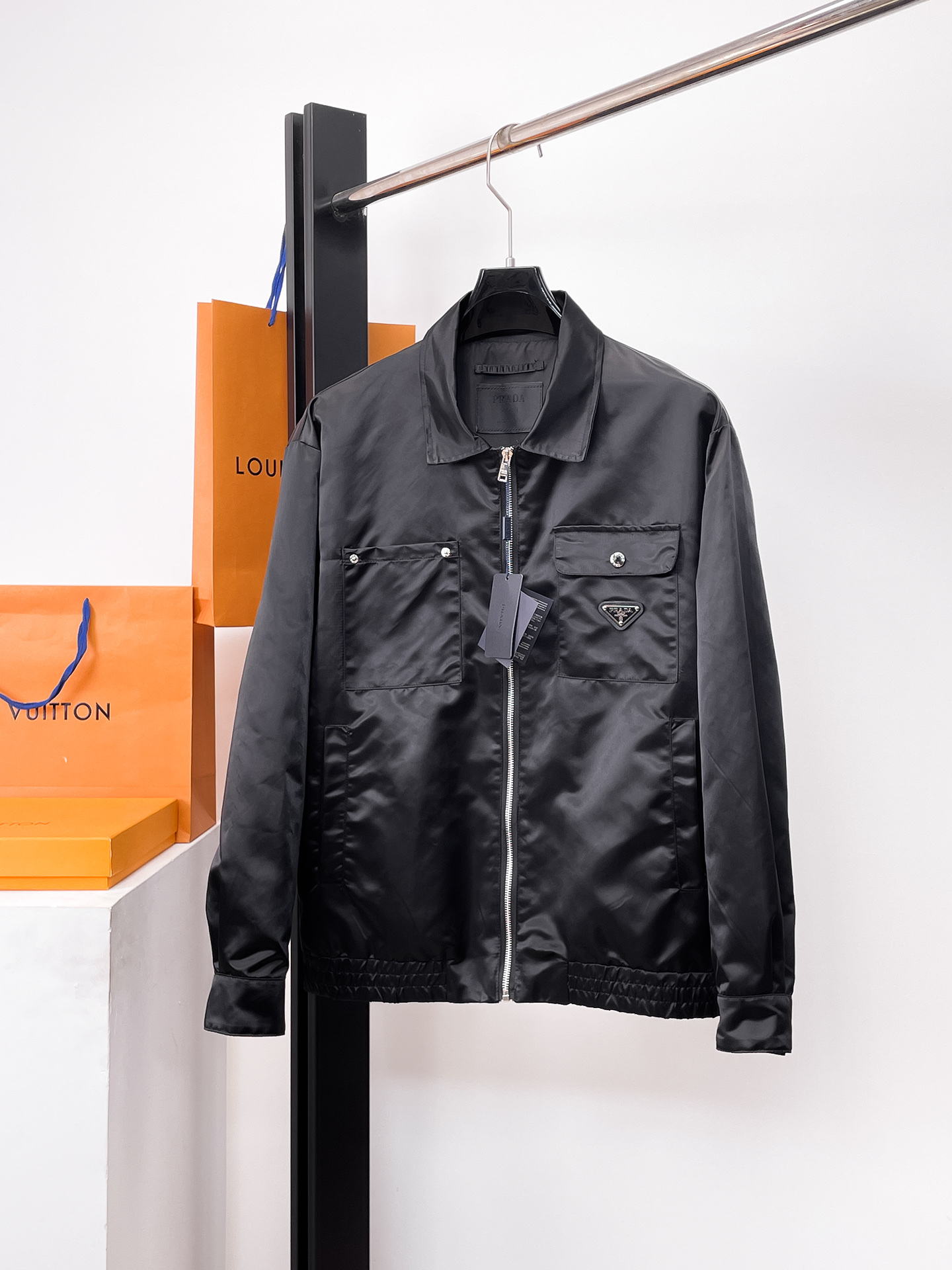 NO:526188,Prada 2025 autumn new casual jacket jacket, the latest fashionable casual zipper jacket, fashionable hooded jacket jacket! Made of professionally customized light and thin technical fabrics, the surface is neat and smooth and shiny, and the texture is obvious through the screen. The upper body is comfortable, light and not stuffy, giving you the most enjoyable wearing experience!  Exquisite auxiliary materials logo accessories!  It perfectly enhances the overall sense of luxury and class, and can get a high-end luxury atmosphere at a glance! The basic conventional hooded jacket style cut is versatile and simple on the upper body, and it is easy to deal with various occasions and environments. It is undoubtedly a must-have item for daily commuting! Size M-3XL placing an order to report height and weight!  ,,prada,jackets & coats,jackets & coats,hats,alexander wang19860909普拉达 2025秋季新款休闲夹克外套,最新时尚休闲拉链夹克,时尚连帽夹克外套!专业定制的轻薄科技面料制成,表面整洁光滑且富有光泽,质感透过屏幕都显而易见,上身舒适轻盈不闷热, 给你最为享受的穿着体验！精致辅料Logo配饰！完美提升了整体的奢华档次感,一眼就能Get到的高端奢华气息!基础常规的连帽夹克版型裁剪,上身百搭简约不挑人,轻松应对各种场合与环境,属于日常通勤必备的臻品无疑!尺码M-3XL下单报身高体重！,,prada,jackets & coats,jackets & coats,hats,alexander wang,Men's clothing