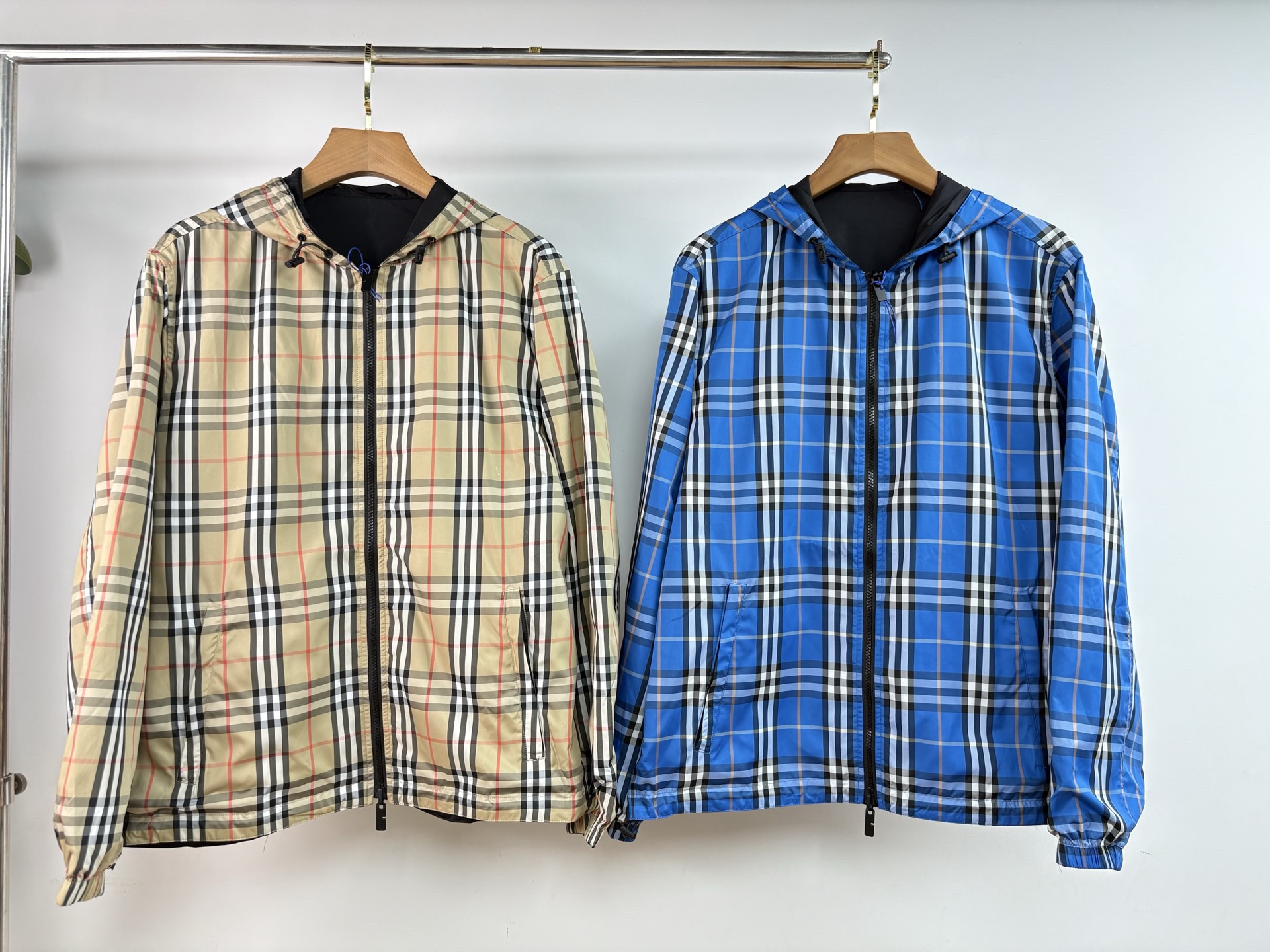 NO:519404,Burberr*/Burbery Bbr plaid double-sided jacket fixed woven fixed dyed plaid fabric, the size of the plaid is the same as zp, the difference. The ready-made fabric on the market has a false difference of 1cm in size, the front, back, positioning, restoring all the alignment problems. The cutting and repairing of pieces cost huge labor time. In addition to the two layers of fabric inside and outside, there is also a layer of fabric in the middle. There are three layers of fabric in total, and the fabric consumes a huge amount!  All hardware and accessories such as drawstrings, rubber seals, zippers, etc. are all customized with mold opening, no pressure to enter and exit, and comparison at will. SizeM-3XL, burberry, burberry, jackets & coats, alexander wang19860909Burberr*/巴宝莉 Bbr格纹双面穿外套 定织定染格子面料,格子大小和zp一致,区别 市面现成面料格子大1cm的一眼假差距,前幅、后背、定位,还原所有对位问题,件裁、修片花费巨大人工时间成本,整件除去内外两层面料,中间还有一层面料 ,一共有三层面料,面料消耗巨大！抽绳,胶章,拉链等所有五金辅料全部开模定制,出入无压力,随意对比 SizeM-3XL,,burberry,burberry,jackets & coats,alexander wang,Men's clothing