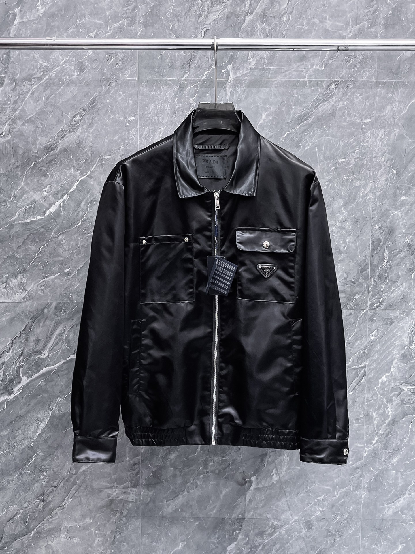 NO:657032,Prada's new 2025 autumn casual jackets, the latest fashionable casual zipper jackets, and fashionable hooded jackets! Made of professionally customized lightweight technical fabrics, the surface is neat, smooth and shiny, and the texture is obvious through the screen. The upper body is comfortable, light and not stuffy, giving you the most enjoyable wearing experience!  Exquisite accessories Logo accessories!  It perfectly improves the overall sense of luxury and class, and you can get the high-end luxury atmosphere at a glance! The basic and conventional hooded jacket is cut in a basic and conventional style. The upper body is versatile, simple and not picky. It can easily cope with various occasions and environments. It is undoubtedly a must-have product for daily commuting! Please indicate your height and weight when ordering sizes M-3XL!  ,,prada,jackets & coats,jackets & coats,hats,alexander wang19860909普拉达 2025秋季新款休闲夹克外套,最新时尚休闲拉链夹克,时尚连帽夹克外套!专业定制的轻薄科技面料制成,表面整洁光滑且富有光泽,质感透过屏幕都显而易见,上身舒适轻盈不闷热, 给你最为享受的穿着体验！精致辅料Logo配饰！完美提升了整体的奢华档次感,一眼就能Get到的高端奢华气息!基础常规的连帽夹克版型裁剪,上身百搭简约不挑人,轻松应对各种场合与环境,属于日常通勤必备的臻品无疑!尺码M-3XL下单报身高体重！,,prada,jackets & coats,jackets & coats,hats,alexander wang,Men's clothing