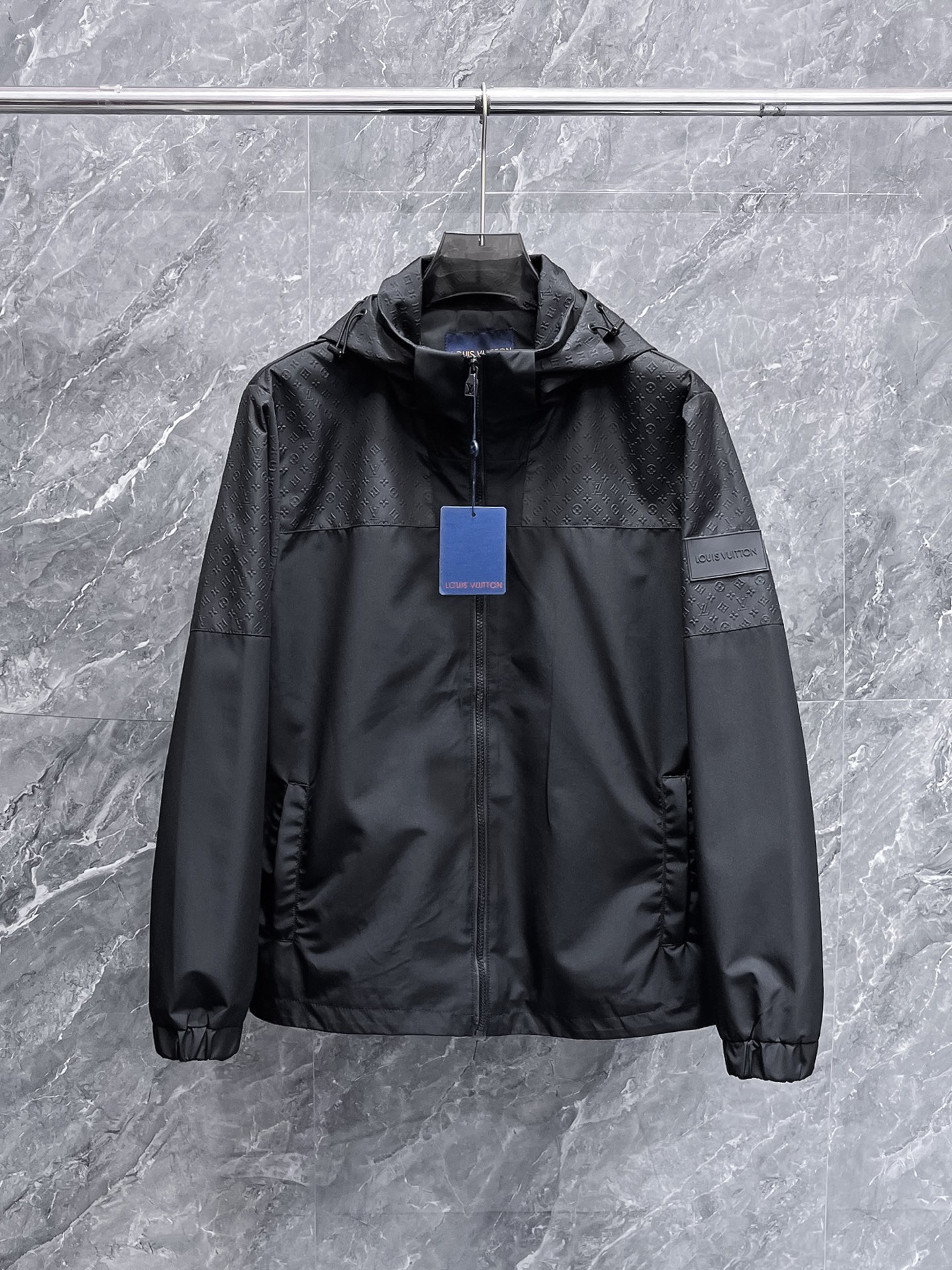 NO:657037,LV2025 autumn new casual jacket, the latest fashionable casual zipper jacket, fashionable hooded jacket! Made of professionally customized lightweight technical fabrics, the surface is clean, smooth and shiny, the texture is obvious through the screen, the upper body is comfortable, light and not stuffy, giving you the most enjoyable wearing experience!  Exquisite accessories Logo accessories!  It perfectly improves the overall sense of luxury and class, and you can get the high-end luxury atmosphere at a glance! The basic and conventional hooded jacket is cut in a basic and conventional style. The upper body is versatile, simple and not picky. It can easily cope with various occasions and environments. It is undoubtedly a must-have product for daily commuting! Please indicate your height and weight when ordering sizes M-3XL!  ,,louis vuitton,jackets & coats,jackets & coats,hats,alexander wang19860909LV2025秋季新款休闲夹克外套,最新时尚休闲拉链夹克,时尚连帽夹克外套!专业定制的轻薄科技面料制成,表面整洁光滑且富有光泽,质感透过屏幕都显而易见,上身舒适轻盈不闷热, 给你最为享受的穿着体验！精致辅料Logo配饰！完美提升了整体的奢华档次感,一眼就能Get到的高端奢华气息!基础常规的连帽夹克版型裁剪,上身百搭简约不挑人,轻松应对各种场合与环境,属于日常通勤必备的臻品无疑!尺码M-3XL下单报身高体重！,,louis vuitton,jackets & coats,jackets & coats,hats,alexander wang,Men's clothing