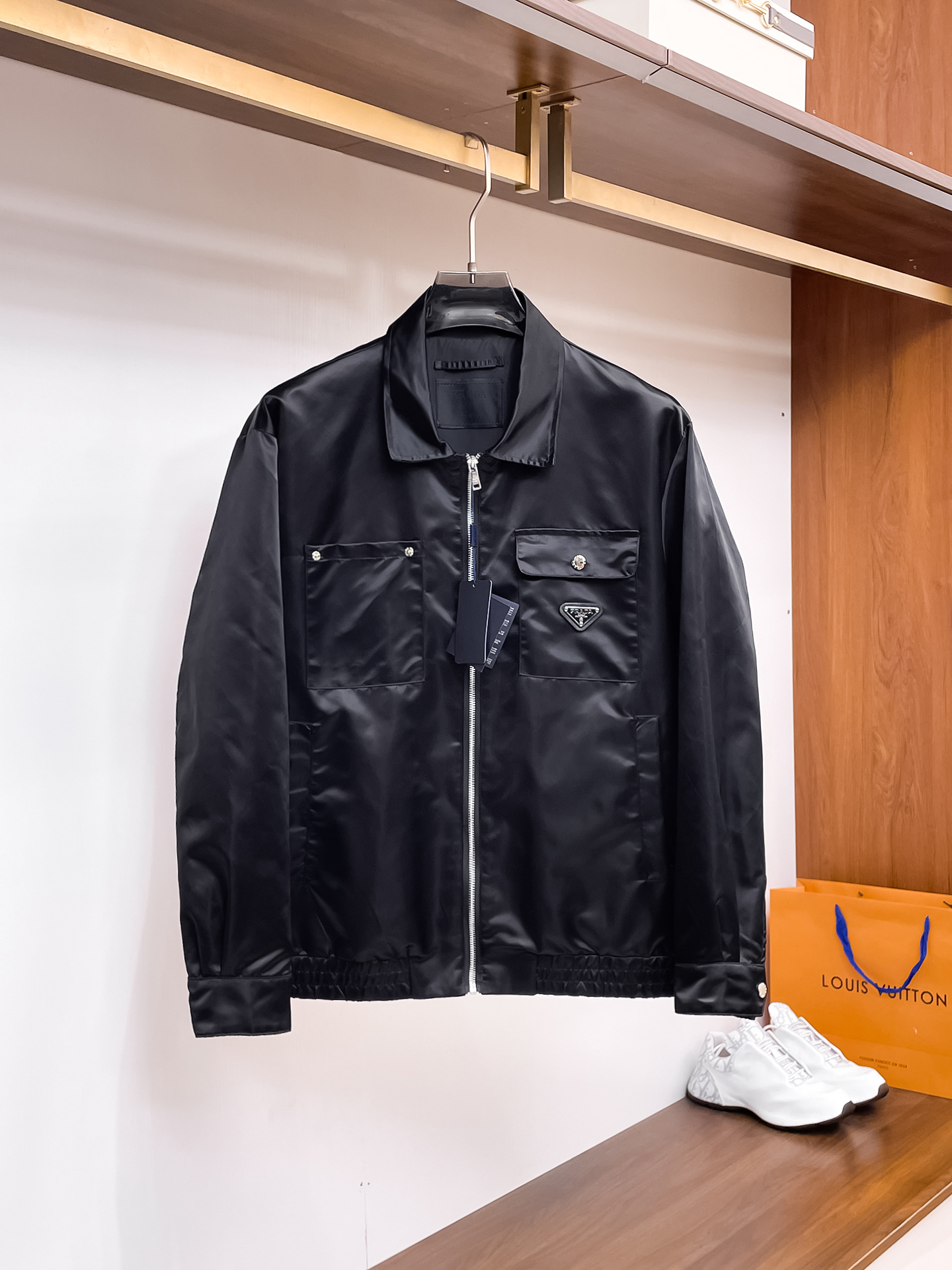 NO:612183,Prada 2025 new autumn men's jacket, high-end version!  Custom-made fabrics at the counter are highly breathable and comfortable, with impeccable details and brand element design concepts, reflecting high quality. It feels delicate and soft!  It presents a casual cut and the upper body shape is awesome!  Size M-3XL Please report your height and weight when ordering!  ,,prada,jackets & coats,jackets & coats,alexander wang19860909普拉达 2025秋季新款男士夹克外套,高端版本！专柜定制面料 透气舒适度高,细节无可挑剔,品牌元素设计理念,体现高品质.手感细腻柔软！呈现休闲裁剪,上身版型超赞！码数M-3XL下单报身高体重！,,prada,jackets & coats,jackets & coats,alexander wang,Men's clothing