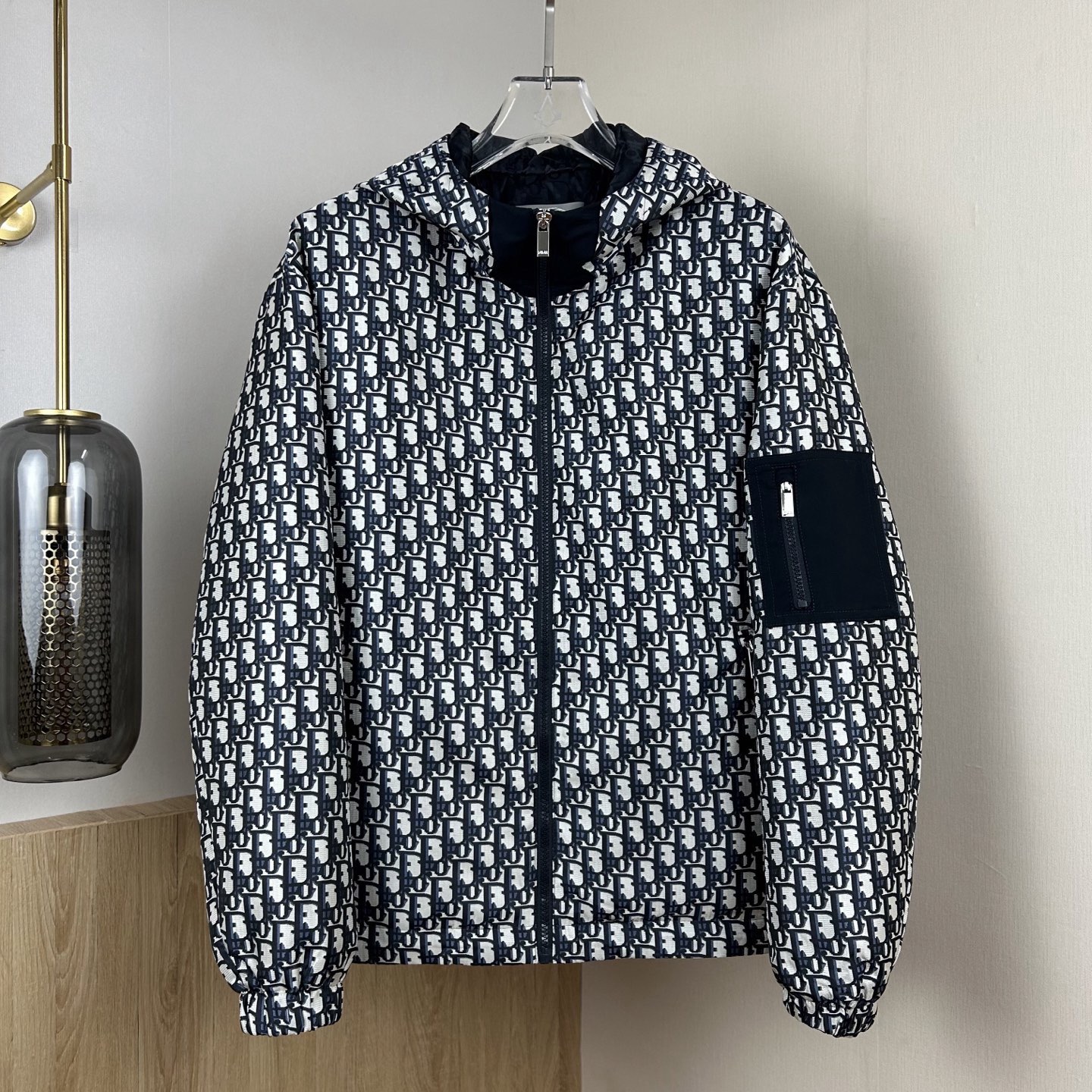 NO:529653,Dior, new autumn products, available at the counter at the same time, simple and fashionable casual hooded jacket, original imported fabric, comfortable and breathable, top-level jacquard craft letter pattern logo, original hardware and auxiliary decoration, extremely high-end, unique design, fashionable and handsome on the upper body!  Code number M-3XL, dior, dior, jackets & coats, hats, alexander wang19860909Dior 迪奥, 秋季新品,专柜同步有售,简约时尚休闲连帽外套,原版进口面料,舒适透气,顶级提花工艺字母图案logo,原版五金辅料装饰,档次极高,独特设计,上身时尚帅气！码数M-3XL,,dior,dior,jackets & coats,hats,alexander wang,Men's clothing