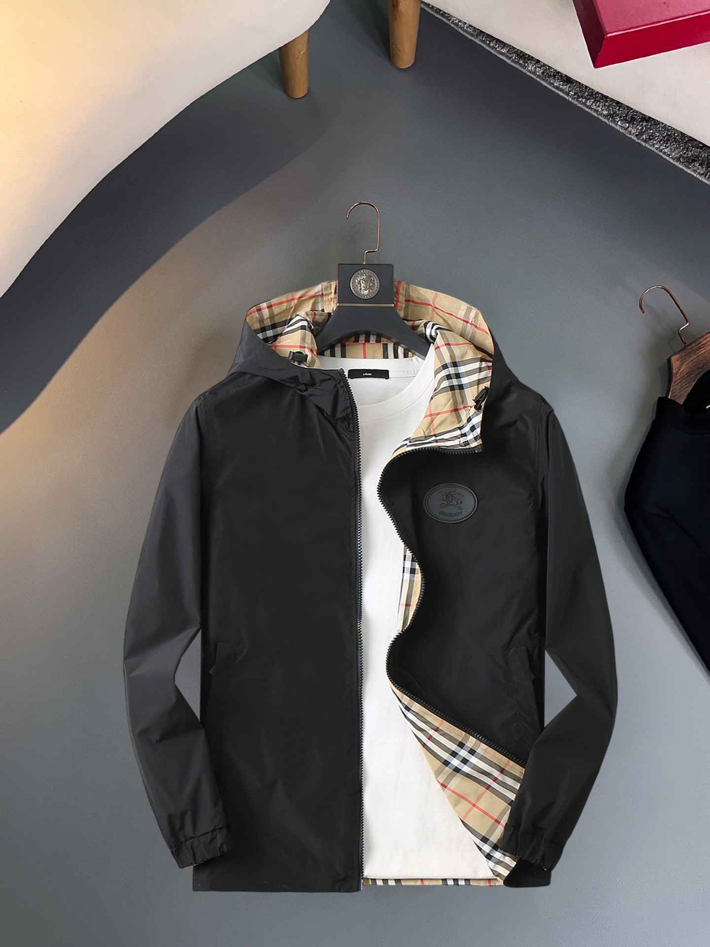 NO:570451,Same style as Burberry official website, on sale in advance!  2025ss new autumn men's jackets, high-end version with complete three-standard original order!  With hidden hood, custom-made fabrics at the counter, highly breathable and comfortable, impeccable details, brand element design concept, reflecting high quality. It feels delicate and soft!  It presents a casual cut and the upper body shape is awesome!  Size M～3XL, maximum wear is 195kg.,,burberry,jackets & coats,jackets & coats,hats,alexander wang19860909巴宝莉 官网同款,提前发售！2025ss开秋新款男士夹克外套,原单三标齐全高端版本！带隐藏帽,专柜定制面料 透气舒适度高,细节无可挑剔,品牌元素设计理念,体现高品质.手感细腻柔软！呈现休闲裁剪,上身版型超赞！码数M～3XL,最大穿195斤.,,burberry,jackets & coats,jackets & coats,hats,alexander wang,Men's clothing