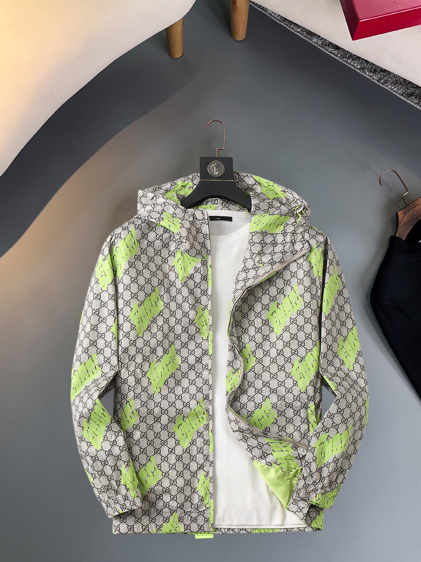 NO:570473,Same style as Gucci official website, on sale in advance!  2025ss new autumn men's jackets, high-end version with complete three-standard original order!  With hidden hood, custom-made fabrics at the counter, highly breathable and comfortable, impeccable details, brand element design concept, reflecting high quality. It feels delicate and soft!  It presents a casual cut and the upper body shape is awesome!  Size M～3XL, maximum wear is 195kg.,,jackets & coats,jackets & coats,hats,alexander wang19860909古奇 官网同款,提前发售！2025ss开秋新款男士夹克外套,原单三标齐全高端版本！带隐藏帽,专柜定制面料 透气舒适度高,细节无可挑剔,品牌元素设计理念,体现高品质.手感细腻柔软！呈现休闲裁剪,上身版型超赞！码数M～3XL,最大穿195斤.,,jackets & coats,jackets & coats,hats,alexander wang,Men's clothing