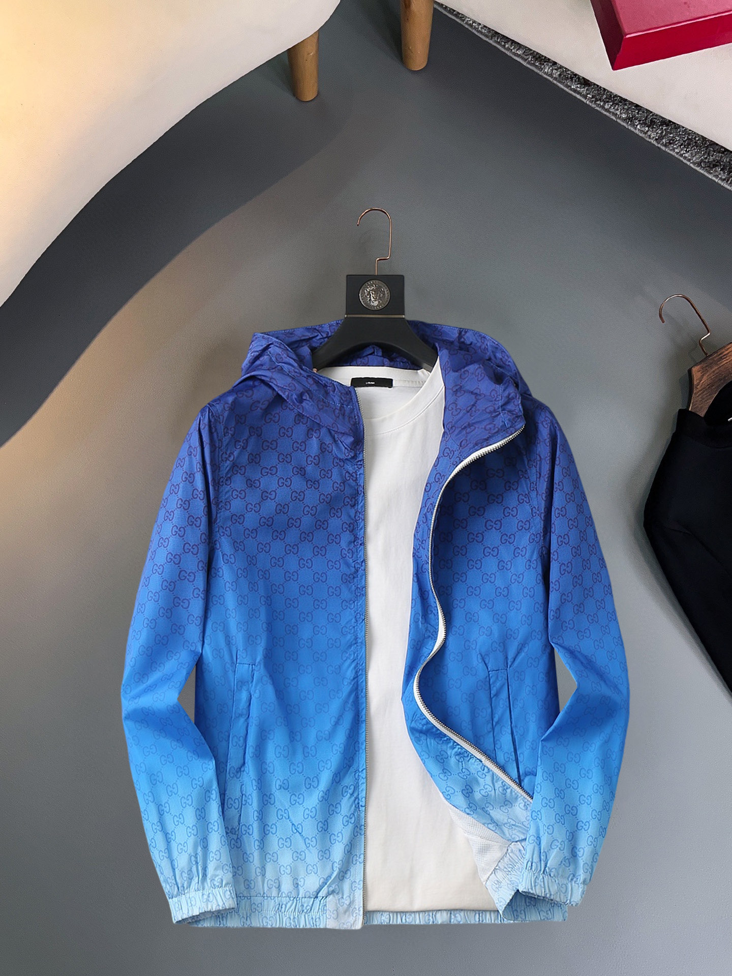 NO:570457,GUCCI Gucci woven gradient printed hooded long-sleeved jacket ————————  Crafted from woven cotton fabric, the fabric is comfortable and skin-friendly, breathable and sweat-absorbent. The garment has a gradient blue and white design, and is decorated with classic brand GG prints all over. It has a fixed hood, an inner drawstring, elastic elastic hem and cuffs, a zipper placket, a white lining inside, and a slightly loose fit. It can be matched with many types of clothing to create a fashionable look. Customized accessories, complete with three standards, same style for men and women!  — Material cotton, loose fit, color gradient, sizes M-3XL,,gucci,gucci,jackets & coats,hats,alexander wang19860909GUCCI古驰梭织渐变印花连帽长袖外套 ———————— 采用梭织棉面料匠心制作,面料舒适亲肤,透气吸汗,成衣渐变蓝白设计,满身饰以经典品牌GG印花图案,固定兜帽,带内层抽绳,弹力松紧下摆和袖口,拉链开合门襟,内里是白色里布,微宽松版型剪裁,能与多类型服饰搭配营造时尚造型,定制辅料,三标齐全,男女同款！ — 材质棉 版型宽松 颜色渐变 尺码M-3XL,,gucci,gucci,jackets & coats,hats,alexander wang,Men's clothing