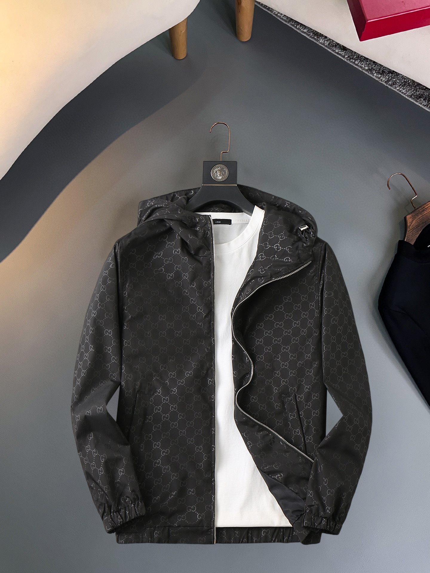 NO:570460,Same style as Gucci official website, on sale in advance!  2025ss new autumn men's jackets, original three-standard high-end version!  With hidden hood, custom-made fabrics at the counter, highly breathable and comfortable, impeccable details, brand element design concept, reflecting high quality. It feels delicate and soft!  It presents a casual cut and the upper body shape is awesome!  Size M～3XL, maximum wear is 195kg.,,jackets & coats,jackets & coats,hats,alexander wang19860909古奇 官网同款,提前发售！2025ss开秋新款男士夹克外套,原单三标齐全高端版本！带隐藏帽,专柜定制面料 透气舒适度高,细节无可挑剔,品牌元素设计理念,体现高品质.手感细腻柔软！呈现休闲裁剪,上身版型超赞！码数M～3XL,最大穿195斤.,,jackets & coats,jackets & coats,hats,alexander wang,Men's clothing