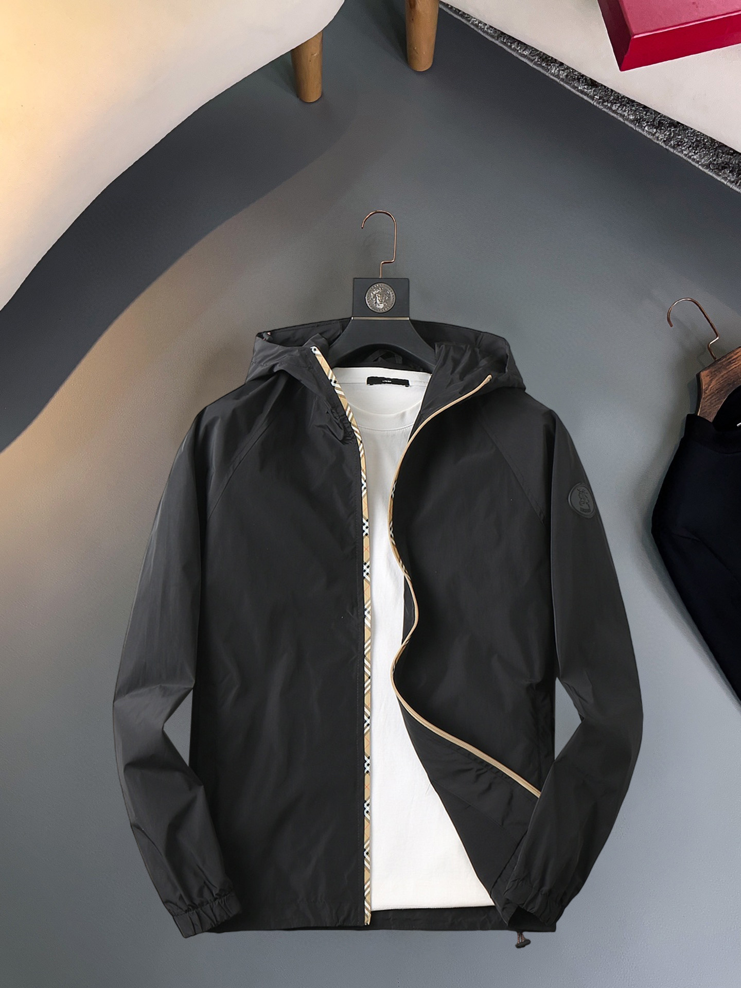 NO:570463,Same style as Burberry official website, on sale in advance!  2025ss new autumn men's jackets, high-end version with complete three-standard original order!  With hidden hood, custom-made fabrics at the counter, highly breathable and comfortable, impeccable details, brand element design concept, reflecting high quality. It feels delicate and soft!  It presents a casual cut and the upper body shape is awesome!  Size M～3XL, maximum wear is 195kg.,,burberry,jackets & coats,jackets & coats,hats,alexander wang19860909巴宝莉 官网同款,提前发售！2025ss开秋新款男士夹克外套,原单三标齐全高端版本！带隐藏帽,专柜定制面料 透气舒适度高,细节无可挑剔,品牌元素设计理念,体现高品质.手感细腻柔软！呈现休闲裁剪,上身版型超赞！码数M～3XL,最大穿195斤.,,burberry,jackets & coats,jackets & coats,hats,alexander wang,Men's clothing