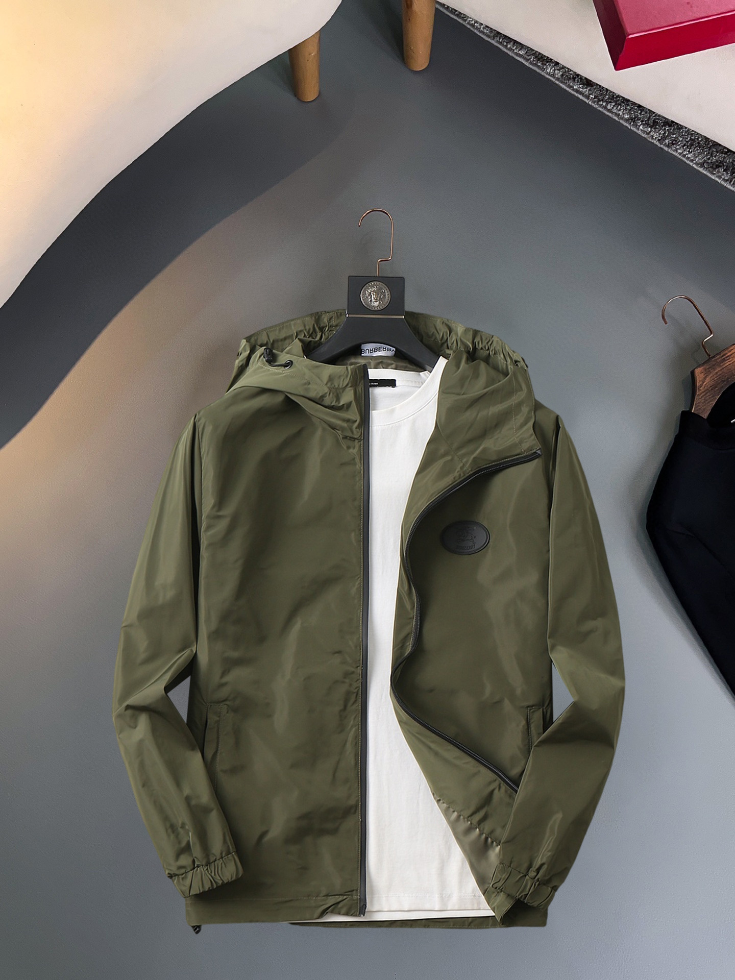 NO:570469,Same style as Burberry official website, on sale in advance!  2025ss new autumn men's jackets, original three-standard high-end version!  With hidden hood, custom-made fabrics at the counter, highly breathable and comfortable, impeccable details, brand element design concept, reflecting high quality. It feels delicate and soft!  It presents a casual cut and the upper body shape is awesome!  Size M～3XL, maximum wear is 195kg.,,burberry,jackets & coats,jackets & coats,hats,alexander wang19860909巴宝莉 官网同款,提前发售！2025ss开秋新款男士夹克外套,原单三标齐全高端版本！带隐藏帽,专柜定制面料 透气舒适度高,细节无可挑剔,品牌元素设计理念,体现高品质.手感细腻柔软！呈现休闲裁剪,上身版型超赞！码数M～3XL,最大穿195斤.,,burberry,jackets & coats,jackets & coats,hats,alexander wang,Men's clothing