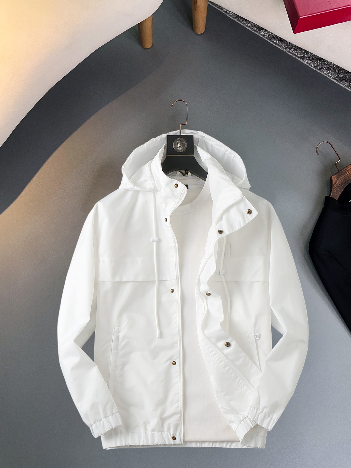 NO:570466,Same style as Lv official website, on sale in advance!  2025ss new autumn men's jackets, original three-standard high-end version!  With hidden hood, custom-made fabrics at the counter, highly breathable and comfortable, impeccable details, brand element design concept, reflecting high quality. It feels delicate and soft!  It presents a casual cut and the upper body shape is awesome!  Size M～3XL, maximum wear is 195kg.,,louis vuitton,jackets & coats,jackets & coats,hats,alexander wang19860909Lv 官网同款,提前发售！2025ss开秋新款男士夹克外套,原单三标齐全高端版本！带隐藏帽,专柜定制面料 透气舒适度高,细节无可挑剔,品牌元素设计理念,体现高品质.手感细腻柔软！呈现休闲裁剪,上身版型超赞！码数M～3XL,最大穿195斤.,,louis vuitton,jackets & coats,jackets & coats,hats,alexander wang,Men's clothing