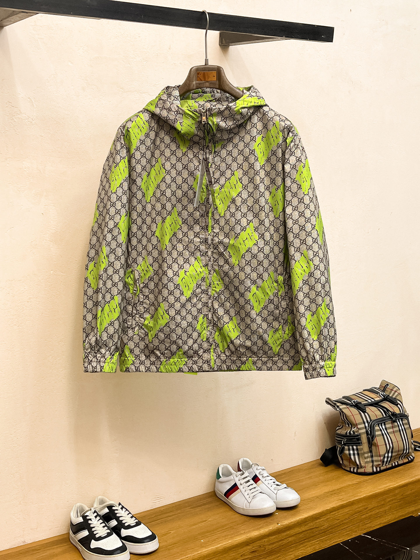 NO:744651,Same style as Gucci's official website, complete with three labels, on sale in advance. 2025ss new autumn men's jacket, reversible original single with three labels, high-end version. Custom-made fabrics at the counter. Highly breathable and comfortable, impeccable details, brand element design concept, reflecting high quality. Delicate and soft feel. Casual tailoring, excellent upper body fit. Size M～3XL, maximum wear 195 catties,,jackets & coats,jackets & coats,19860909古奇 官网同款,三标齐全,提前发售 2025ss秋季新款男士夹克外套,双面穿原单三标齐全高端版本 专柜定制面料 透气舒适度高,细节无可挑剔,品牌元素设计理念,体现高品质.手感细腻柔软 呈现休闲裁剪,上身版型超赞 码数M～3XL,最大穿195斤,,jackets & coats,jackets & coats,,Men's clothing