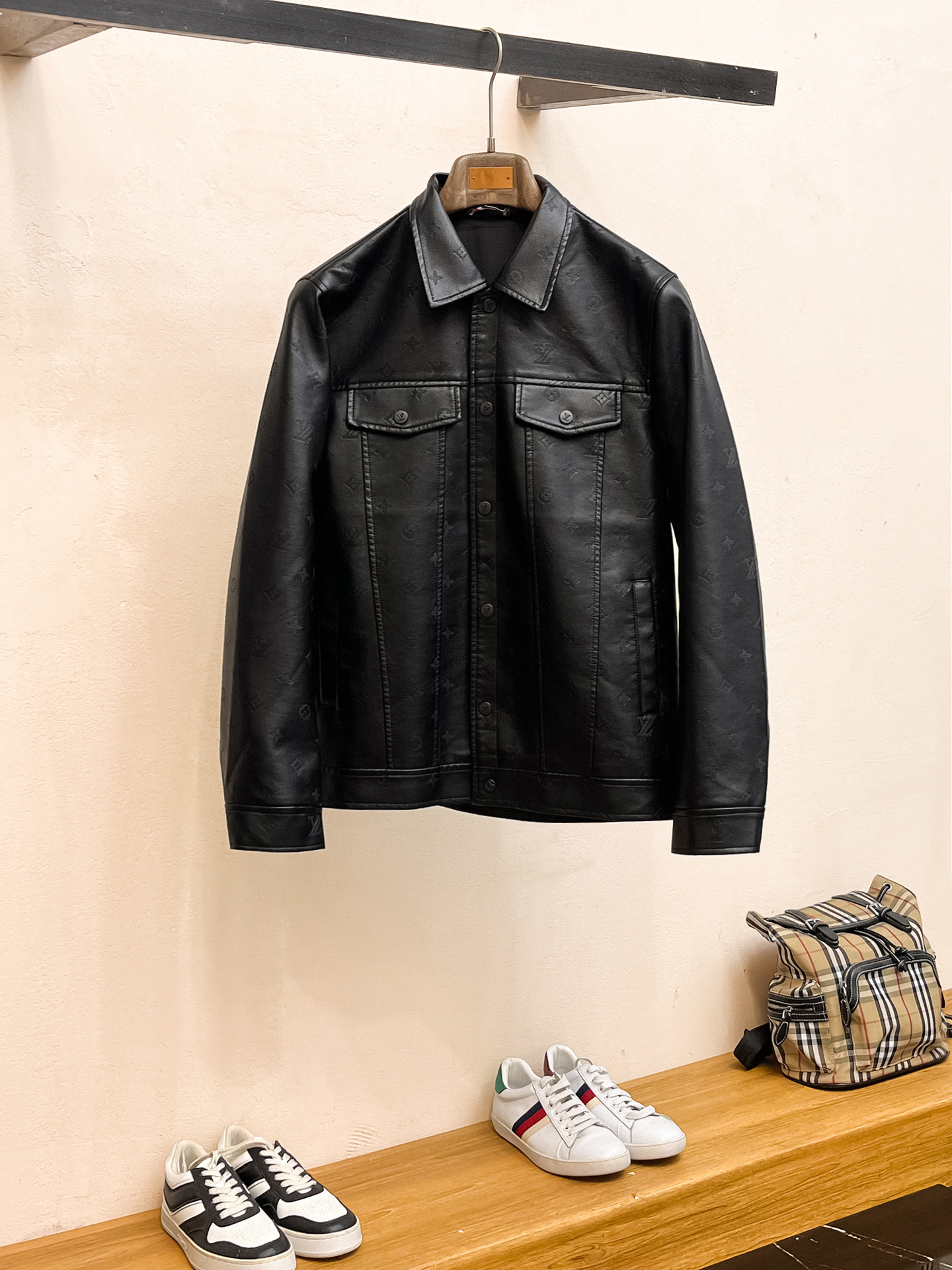 NO:744675,The same style as the Lv official website, complete with three labels, on sale in advance. 2025ss new autumn men's leather jacket, reversible, original single with three labels, high-end version. Custom-made fabrics at the counter. Highly breathable and comfortable, impeccable details, brand element design concept, reflecting high quality. Delicate and soft feel. Casual tailoring, excellent upper body shape. Size M～3XL, maximum wearing capacity is 195 catties., louis vuitton, jackets & coats, jackets &  coats,leather jacket,19860909Lv 官网同款,三标齐全,提前发售 2025ss秋季新款男士皮衣夹克外套,双面穿原单三标齐全高端版本 专柜定制面料 透气舒适度高,细节无可挑剔,品牌元素设计理念,体现高品质.手感细腻柔软 呈现休闲裁剪,上身版型超赞 码数M～3XL,最大穿195斤,,louis vuitton,jackets & coats,jackets & coats,leather jacket,,Men's clothing