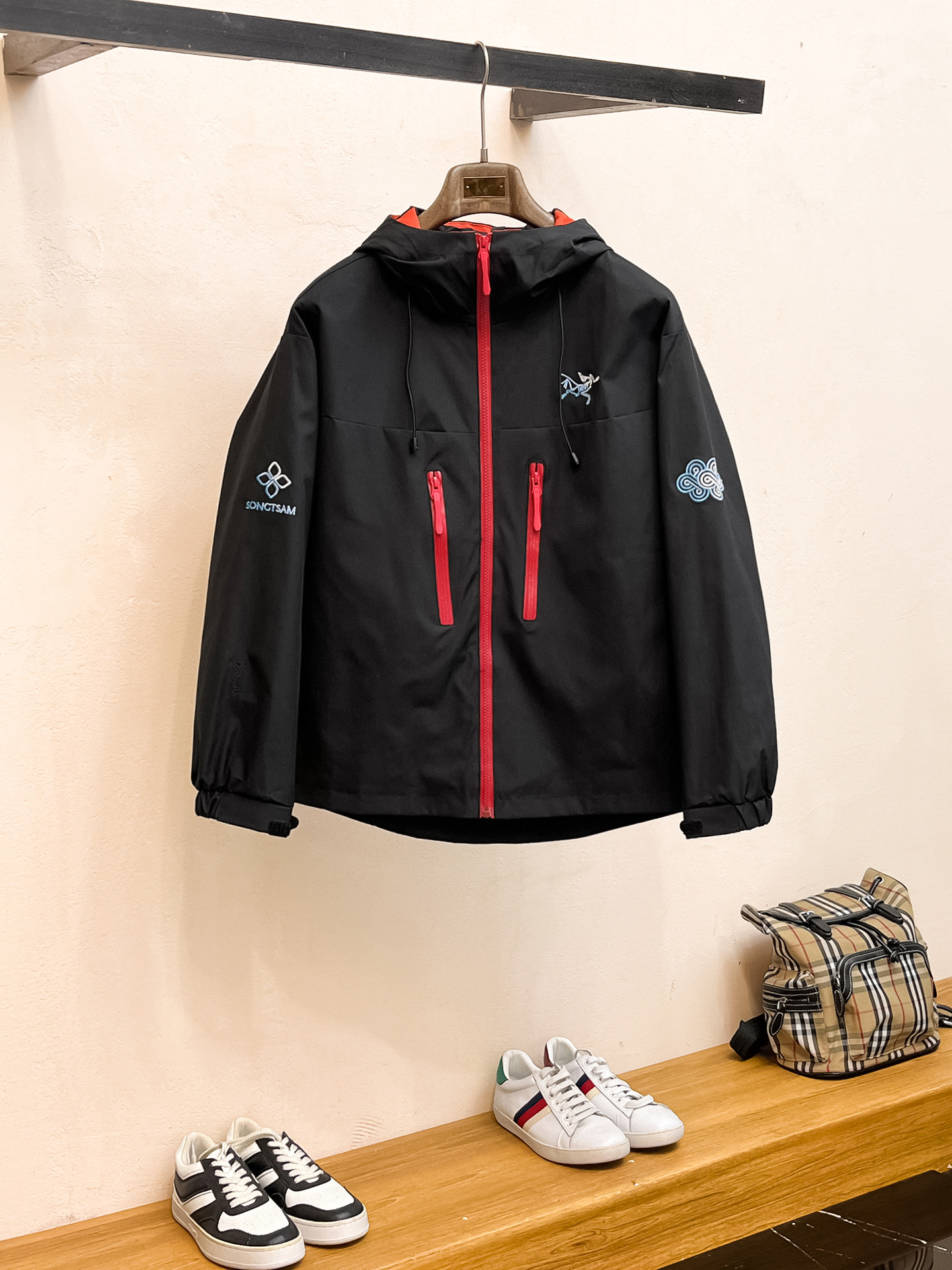 NO:744637,Arc'teryx official website same style, complete with three labels, on sale in advance. 2025ss new autumn men's jacket, reversible original single with three labels, high-end version. Custom-made fabrics at the counter. Highly breathable and comfortable, impeccable details, brand element design concept, reflecting high quality. Delicate and soft feel. Casual tailoring, excellent upper body shape. Size M~3XL, maximum wear 195 pounds, arc'teryx, jackets & coats, jackets & coats,19860909始祖鸟 官网同款,三标齐全,提前发售 2025ss秋季新款男士夹克外套,双面穿原单三标齐全高端版本 专柜定制面料 透气舒适度高,细节无可挑剔,品牌元素设计理念,体现高品质.手感细腻柔软 呈现休闲裁剪,上身版型超赞 码数M～3XL,最大穿195斤,arc'teryx,jackets & coats,jackets & coats,,Men's clothing