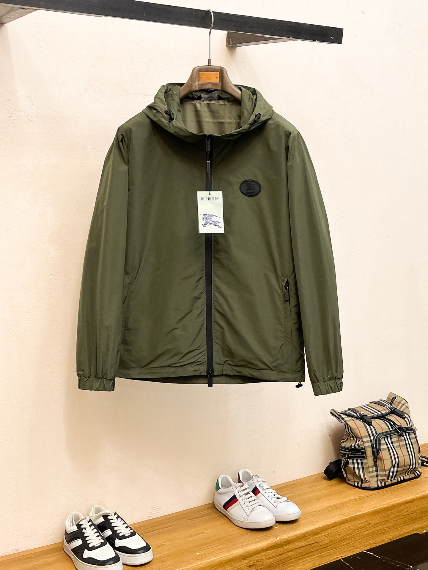 NO:744667,The same style as Burberry's official website, complete with three labels, on sale in advance. 2025ss new autumn men's jacket, double-sided original single with three labels, high-end version. Custom-made fabrics at the counter. Highly breathable and comfortable, impeccable details, brand element design concept, reflecting high quality. Delicate and soft feel. Casual tailoring, excellent upper body size. Size M~3XL, maximum wear 195 catties,,burberry,jackets & coats,jackets & coats,19860909巴宝莉 官网同款,三标齐全,提前发售 2025ss秋季新款男士夹克外套,双面穿原单三标齐全高端版本 专柜定制面料 透气舒适度高,细节无可挑剔,品牌元素设计理念,体现高品质.手感细腻柔软 呈现休闲裁剪,上身版型超赞 码数M～3XL,最大穿195斤,,burberry,jackets & coats,jackets & coats,,Men's clothing