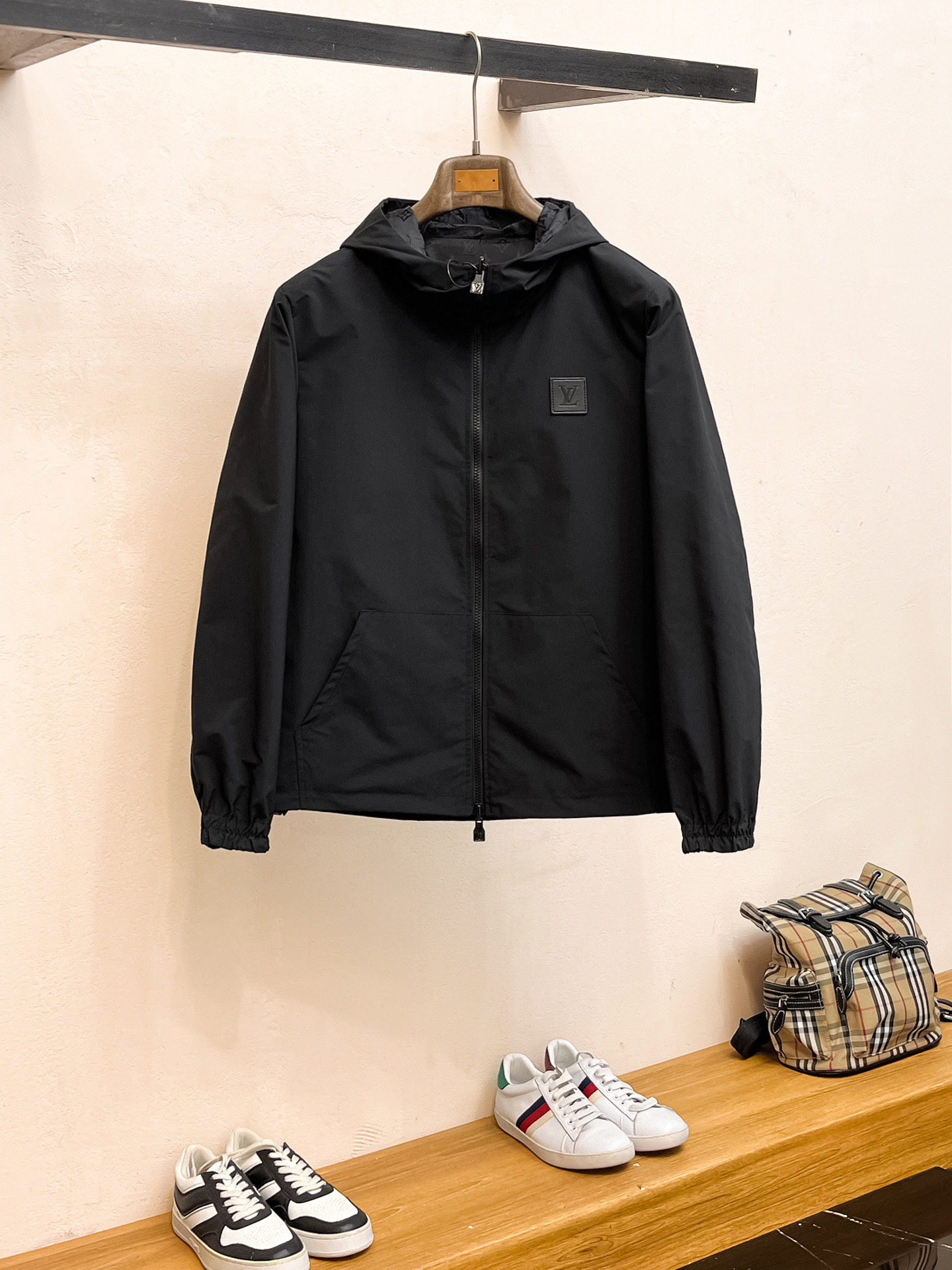 NO:744659,The same style as the Lv official website, complete with three labels, on sale in advance. 2025ss new autumn men's jacket, reversible original single with three labels, high-end version. Custom-made fabrics at the counter. Highly breathable and comfortable, impeccable details, brand element design concept, reflecting high quality. Delicate and soft feel. Casual tailoring, excellent upper body shape. Size M～3XL, maximum wearing capacity is 195 pounds. Louis vuitton, jackets & coats, jackets & coats,19860909Lv 官网同款,三标齐全,提前发售 2025ss秋季新款男士夹克外套,双面穿原单三标齐全高端版本 专柜定制面料 透气舒适度高,细节无可挑剔,品牌元素设计理念,体现高品质.手感细腻柔软 呈现休闲裁剪,上身版型超赞 码数M～3XL,最大穿195斤,,louis vuitton,jackets & coats,jackets & coats,,Men's clothing