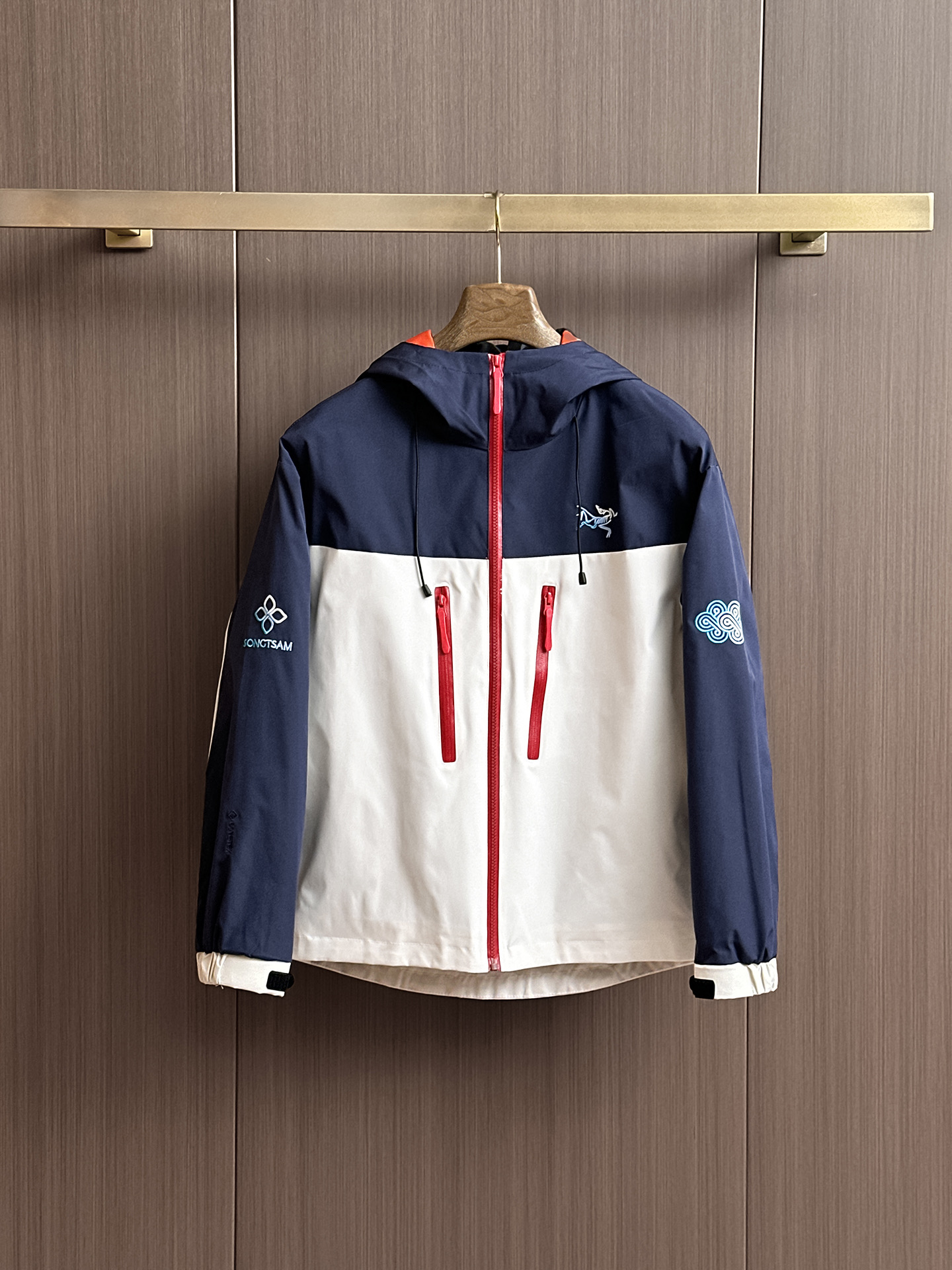 NO:524125,Archaeoptera Bird, the same style on the official website, complete three standards, and is released in advance. 2025ss autumn new men's jacket, double-sided original single three standards, high-end version, customized counter fabric, breathable and comfortable, impeccable details, brand element design concept, reflecting high quality. The feel is delicate and soft, presents casual cut, and the upper body style is superb. The number of sizes M~3XL, maximum wear 195 kilograms, arc'teryx, jackets & coats, jackets & coats, alexander wang19860909始祖鸟 官网同款,三标齐全,提前发售 2025ss秋季新款男士夹克外套,双面穿原单三标齐全高端版本 专柜定制面料 透气舒适度高,细节无可挑剔,品牌元素设计理念,体现高品质.手感细腻柔软 呈现休闲裁剪,上身版型超赞 码数M～3XL,最大穿195斤,arc'teryx,jackets & coats,jackets & coats,alexander wang,Men's clothing