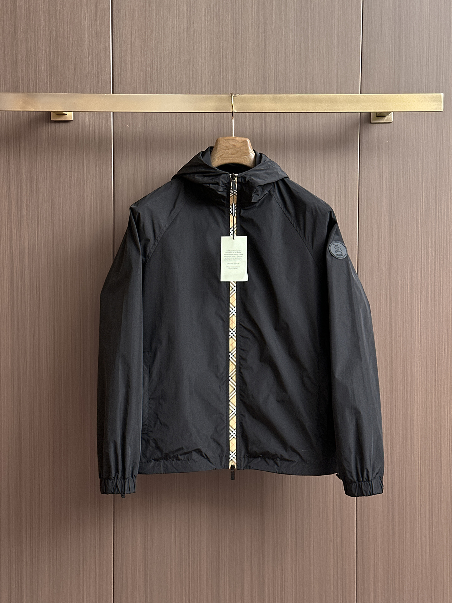 NO:524128,Burberry's official website has the same style, complete three standards, and is available in advance. 2025ss autumn new men's jacket, double-sided wear original single three standards, high-end version, customized counter fabric, breathable and comfortable, impeccable details, brand element design concept, reflecting high quality. The feel is delicate and soft, presents casual cut, and the upper body style is superb. The number of sizes M~3XL, maximum wear 195 catties, burberry, jackets & coats, jackets & coats, alexander wang19860909巴宝莉 官网同款,三标齐全,提前发售 2025ss秋季新款男士夹克外套,双面穿原单三标齐全高端版本 专柜定制面料 透气舒适度高,细节无可挑剔,品牌元素设计理念,体现高品质.手感细腻柔软 呈现休闲裁剪,上身版型超赞 码数M～3XL,最大穿195斤,,burberry,jackets & coats,jackets & coats,alexander wang,Men's clothing