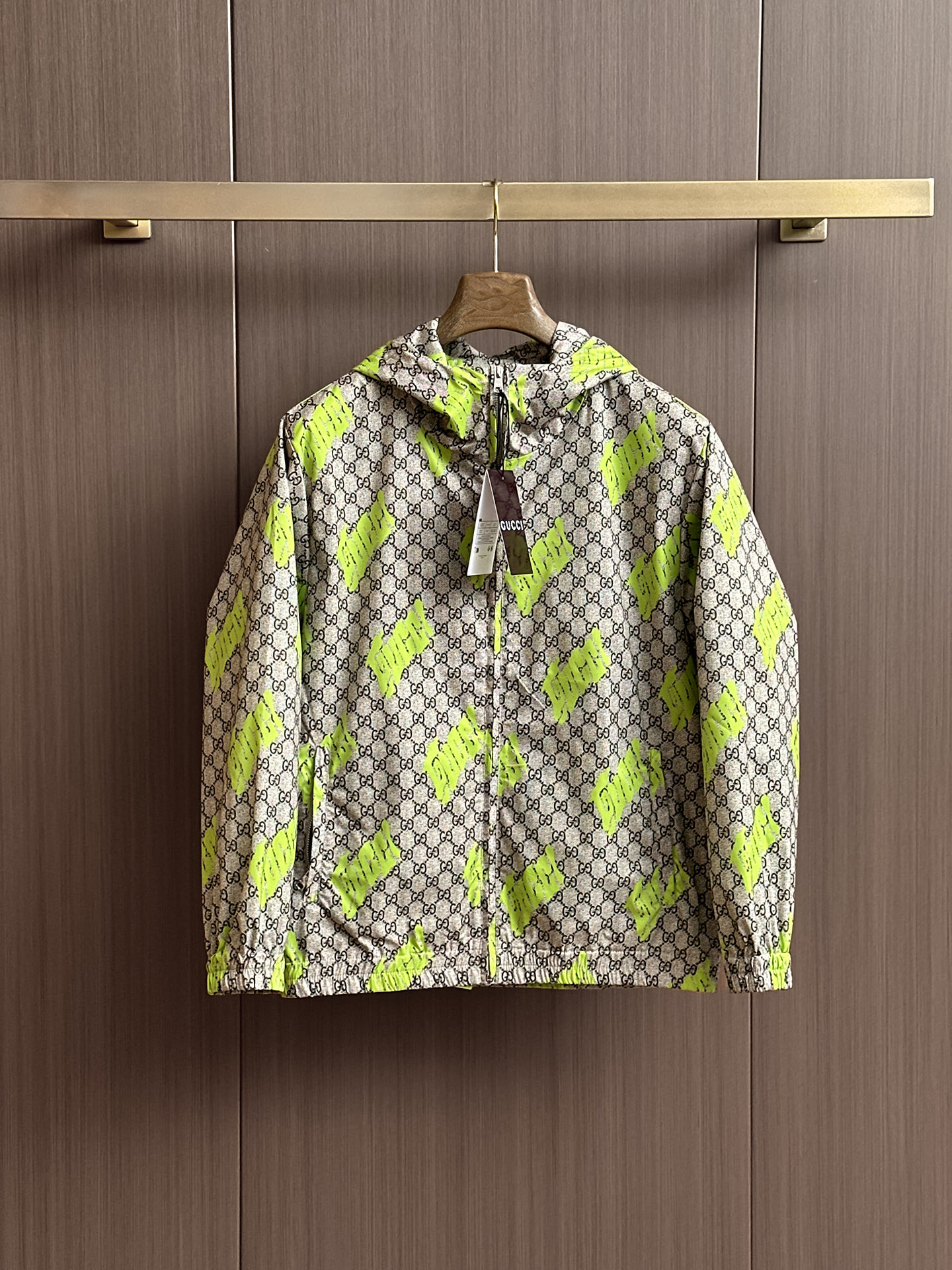 NO:524102,Guqi, the same style on the official website, complete three standards, released in advance. 2025ss autumn new men's jacket, double-sided original single three standards, high-end version, customized counter fabric, breathable and comfortable, impeccable details, brand element design concept, reflect high quality. The feel is delicate and soft, presents casual cut, and the upper body style is superb. The number of sizes M~3XL, maximum wear 195 kilograms, jackets & coats, jackets & coats, alexander wang19860909古奇 官网同款,三标齐全,提前发售 2025ss秋季新款男士夹克外套,双面穿原单三标齐全高端版本 专柜定制面料 透气舒适度高,细节无可挑剔,品牌元素设计理念,体现高品质.手感细腻柔软 呈现休闲裁剪,上身版型超赞 码数M～3XL,最大穿195斤,,jackets & coats,jackets & coats,alexander wang,Men's clothing