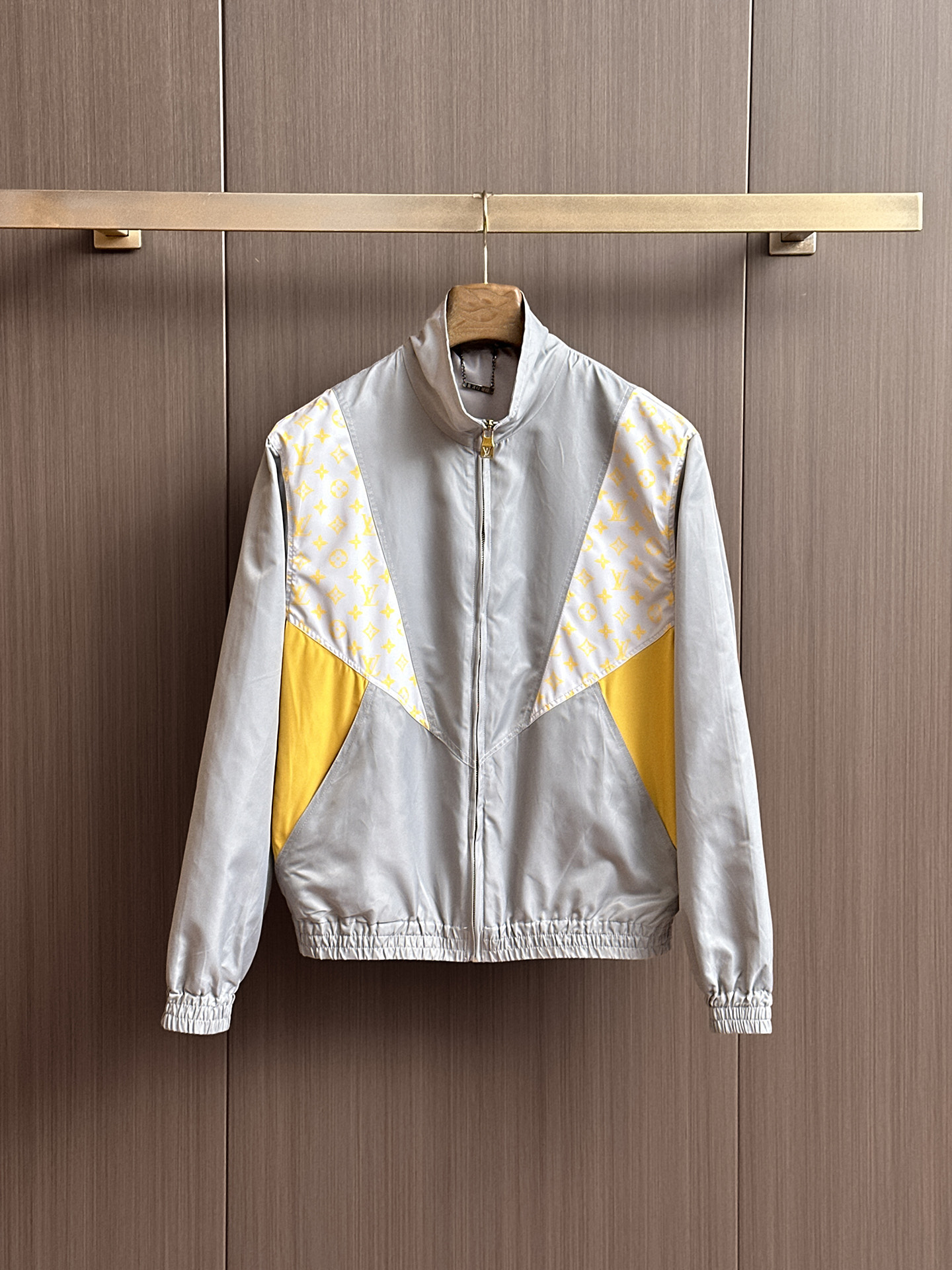 NO:524105,Lv official website, complete three standards, released in advance. 2025ss autumn new men's jacket, double-sided original single three standards, high-end version, customized counter fabric, breathable and comfortable, impeccable details, brand element design concept, reflect high quality. The feel is delicate and soft, presents casual cut, and the upper body style is superb. The number of sizes M~3XL, maximum wear 195 kilograms, louis vuitton, jackets & coats, jackets & coats, alexander wang19860909Lv 官网同款,三标齐全,提前发售 2025ss秋季新款男士夹克外套,双面穿原单三标齐全高端版本 专柜定制面料 透气舒适度高,细节无可挑剔,品牌元素设计理念,体现高品质.手感细腻柔软 呈现休闲裁剪,上身版型超赞 码数M～3XL,最大穿195斤,,louis vuitton,jackets & coats,jackets & coats,alexander wang,Men's clothing