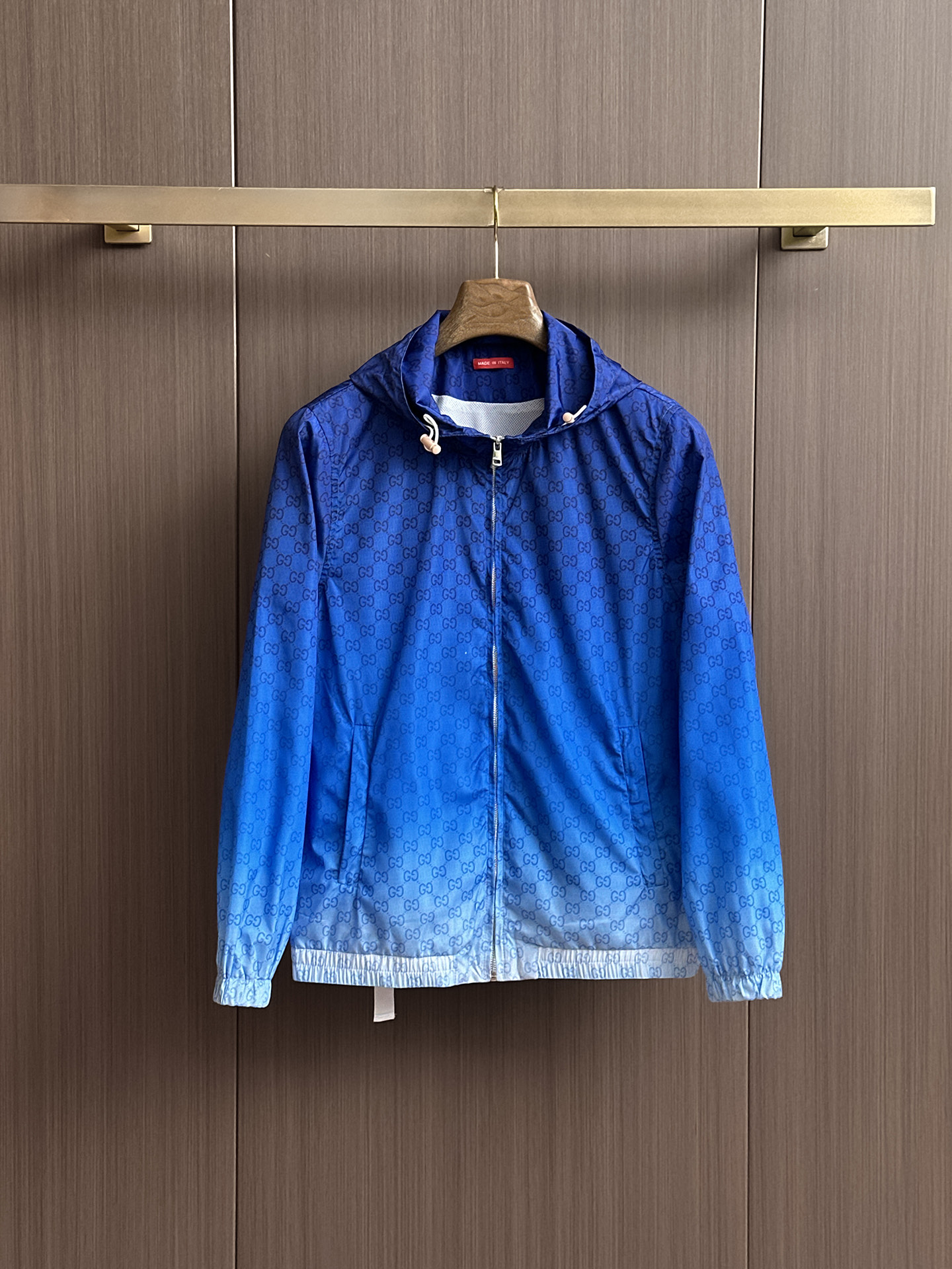 NO:524108,Guqi, the same style on the official website, complete three standards, released in advance. 2025ss autumn new men's jacket, double-sided original single three standards, high-end version, customized counter fabric, breathable and comfortable, impeccable details, brand element design concept, reflect high quality. The feel is delicate and soft, presents casual cut, and the upper body style is superb. The number of sizes M~3XL, maximum wear 195 kilograms, jackets & coats, jackets & coats, alexander wang19860909古奇 官网同款,三标齐全,提前发售 2025ss秋季新款男士夹克外套,双面穿原单三标齐全高端版本 专柜定制面料 透气舒适度高,细节无可挑剔,品牌元素设计理念,体现高品质.手感细腻柔软 呈现休闲裁剪,上身版型超赞 码数M～3XL,最大穿195斤,,jackets & coats,jackets & coats,alexander wang,Men's clothing