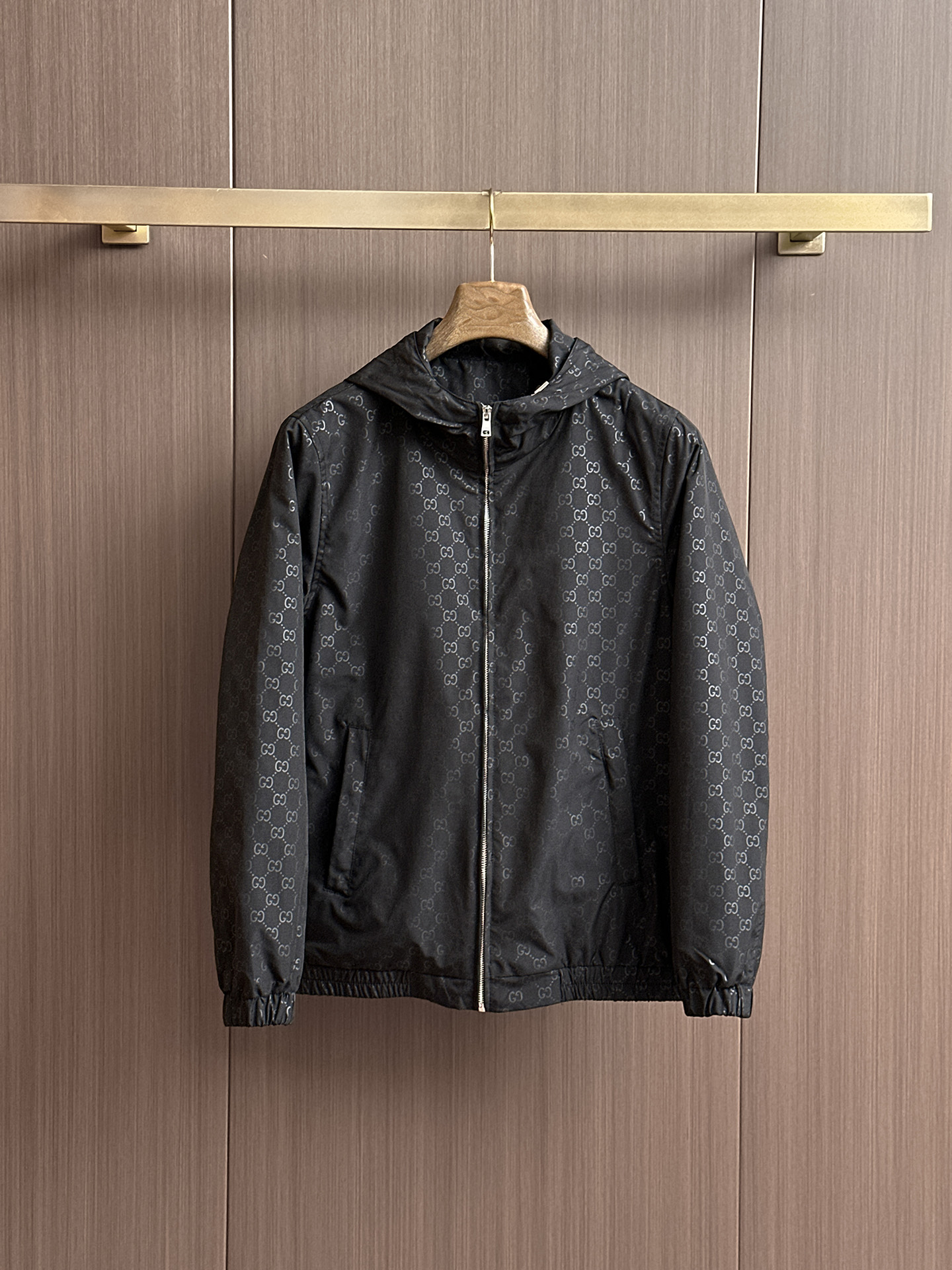 NO:524114,Guqi, the same style on the official website, complete three standards, released in advance. 2025ss autumn new men's jacket, double-sided original single three standards, high-end version, customized counter fabric, breathable and comfortable, impeccable details, brand element design concept, reflect high quality. The feel is delicate and soft, presents casual cut, and the upper body style is superb. The number of sizes M~3XL, maximum wear 195 kilograms, jackets & coats, jackets & coats, alexander wang19860909古奇 官网同款,三标齐全,提前发售 2025ss秋季新款男士夹克外套,双面穿原单三标齐全高端版本 专柜定制面料 透气舒适度高,细节无可挑剔,品牌元素设计理念,体现高品质.手感细腻柔软 呈现休闲裁剪,上身版型超赞 码数M～3XL,最大穿195斤,,jackets & coats,jackets & coats,alexander wang,Men's clothing