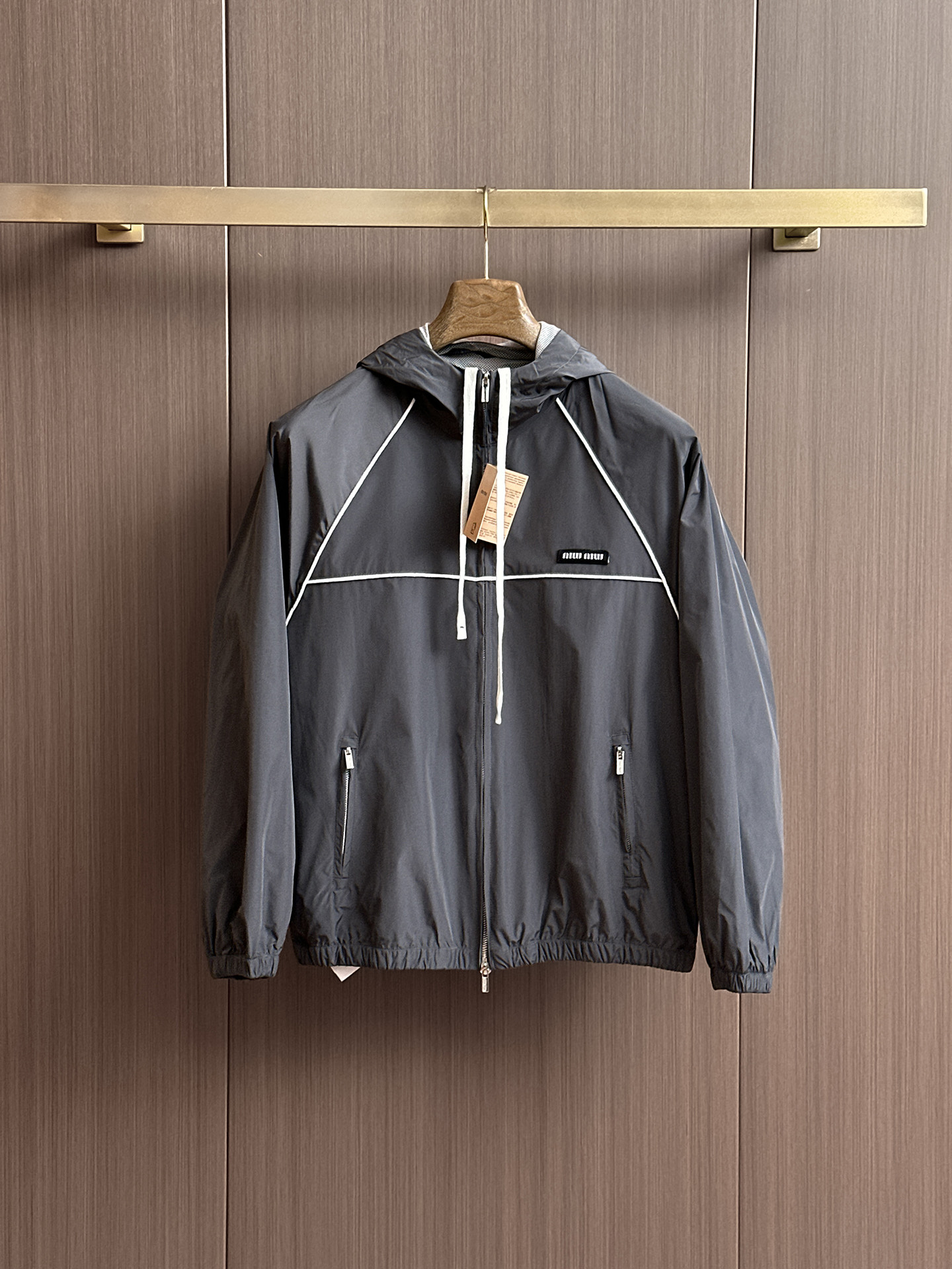 NO:524111,Miumiu official website, complete three-standard, released in advance. 2025ss autumn new men's jacket, double-sided original single three-standard high-end version, customized counter fabric, breathable and comfortable, impeccable details, brand element design concept, reflect high quality. The feel is delicate and soft, presents casual cut, and the upper body style is superb. The number of sizes M~3XL, maximum wear 195 kilograms, miumiu, jackets & coats, jackets & coats, alexander wang19860909miumiu 官网同款,三标齐全,提前发售 2025ss秋季新款男士夹克外套,双面穿原单三标齐全高端版本 专柜定制面料 透气舒适度高,细节无可挑剔,品牌元素设计理念,体现高品质.手感细腻柔软 呈现休闲裁剪,上身版型超赞 码数M～3XL,最大穿195斤,,miumiu,jackets & coats,jackets & coats,alexander wang,Men's clothing