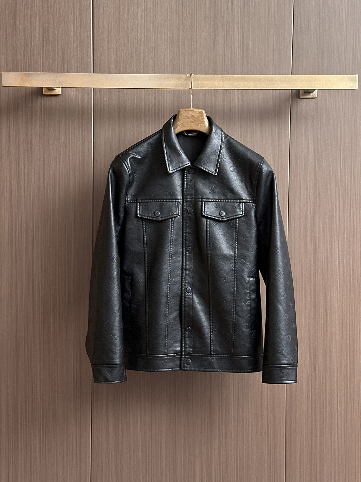 NO:524122,Lv official website, complete three standards, released in advance. 2025ss autumn new men's jacket, double-sided original single three standards, high-end version, customized counter fabric, breathable and comfortable, impeccable details, brand element design concept, reflect high quality. The feel is delicate and soft, presents casual cut, and the upper body style is superb. The number of sizes M~3XL, maximum wear 195 kilograms, louis vuitton, jackets & coats, jackets & coats, alexander wang19860909Lv 官网同款,三标齐全,提前发售 2025ss秋季新款男士夹克外套,双面穿原单三标齐全高端版本 专柜定制面料 透气舒适度高,细节无可挑剔,品牌元素设计理念,体现高品质.手感细腻柔软 呈现休闲裁剪,上身版型超赞 码数M～3XL,最大穿195斤,,louis vuitton,jackets & coats,jackets & coats,alexander wang,Men's clothing