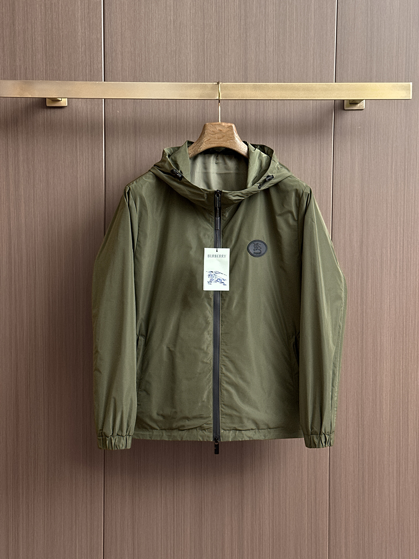 NO:524129,Burberry's official website has the same style, complete three standards, and is available in advance. 2025ss autumn new men's jacket, double-sided wear original single three standards, high-end version, customized counter fabric, breathable and comfortable, impeccable details, brand element design concept, reflecting high quality. The feel is delicate and soft, presents casual cut, and the upper body style is superb. The number of sizes M~3XL, maximum wear 195 catties, burberry, jackets & coats, jackets & coats, alexander wang19860909巴宝莉 官网同款,三标齐全,提前发售 2025ss秋季新款男士夹克外套,双面穿原单三标齐全高端版本 专柜定制面料 透气舒适度高,细节无可挑剔,品牌元素设计理念,体现高品质.手感细腻柔软 呈现休闲裁剪,上身版型超赞 码数M～3XL,最大穿195斤,,burberry,jackets & coats,jackets & coats,alexander wang,Men's clothing