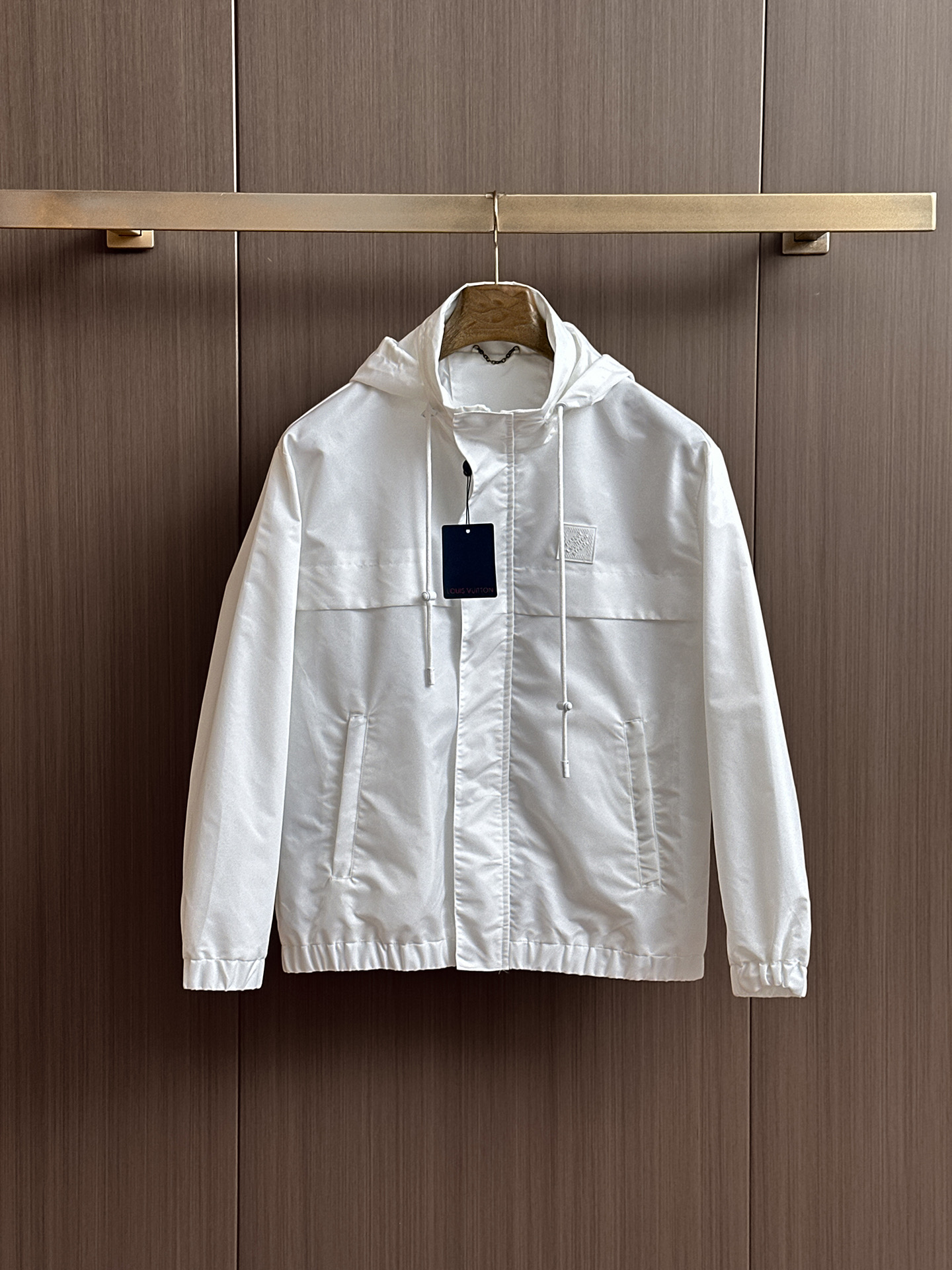 NO:524126,Lv official website, complete three standards, released in advance. 2025ss autumn new men's jacket, double-sided original single three standards, high-end version, customized counter fabric, breathable and comfortable, impeccable details, brand element design concept, reflect high quality. The feel is delicate and soft, presents casual cut, and the upper body style is superb. The number of sizes M~3XL, maximum wear 195 kilograms, louis vuitton, jackets & coats, jackets & coats, alexander wang19860909Lv 官网同款,三标齐全,提前发售 2025ss秋季新款男士夹克外套,双面穿原单三标齐全高端版本 专柜定制面料 透气舒适度高,细节无可挑剔,品牌元素设计理念,体现高品质.手感细腻柔软 呈现休闲裁剪,上身版型超赞 码数M～3XL,最大穿195斤,,louis vuitton,jackets & coats,jackets & coats,alexander wang,Men's clothing