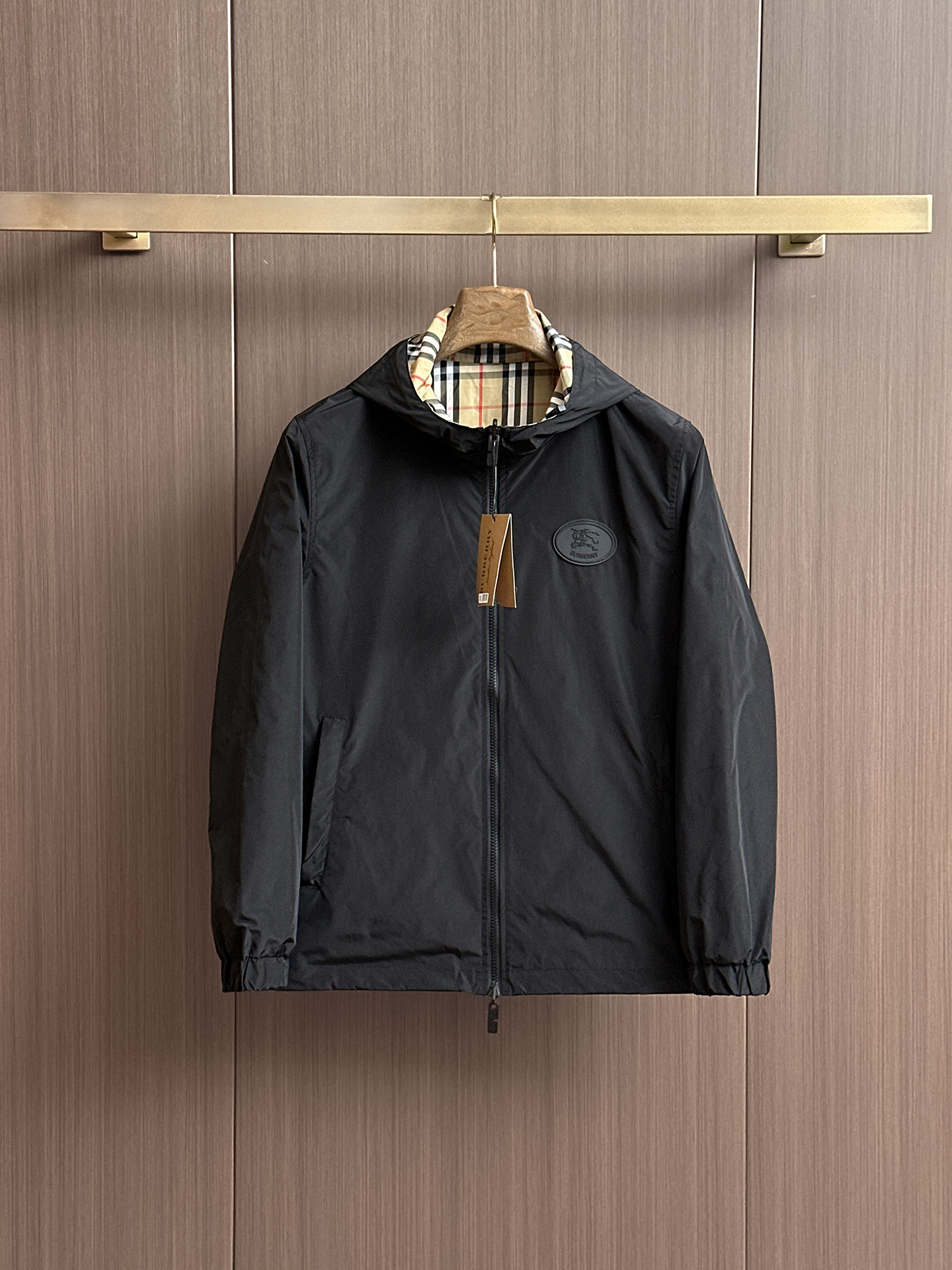 NO:524123,Burberry's official website has the same style, complete three standards, and is available in advance. 2025ss autumn new men's jacket, double-sided wear original single three standards, high-end version, customized counter fabric, breathable and comfortable, impeccable details, brand element design concept, reflecting high quality. The feel is delicate and soft, presents casual cut, and the upper body style is superb. The number of sizes M~3XL, maximum wear 195 catties, burberry, jackets & coats, jackets & coats, alexander wang19860909巴宝莉 官网同款,三标齐全,提前发售 2025ss秋季新款男士夹克外套,双面穿原单三标齐全高端版本 专柜定制面料 透气舒适度高,细节无可挑剔,品牌元素设计理念,体现高品质.手感细腻柔软 呈现休闲裁剪,上身版型超赞 码数M～3XL,最大穿195斤,,burberry,jackets & coats,jackets & coats,alexander wang,Men's clothing