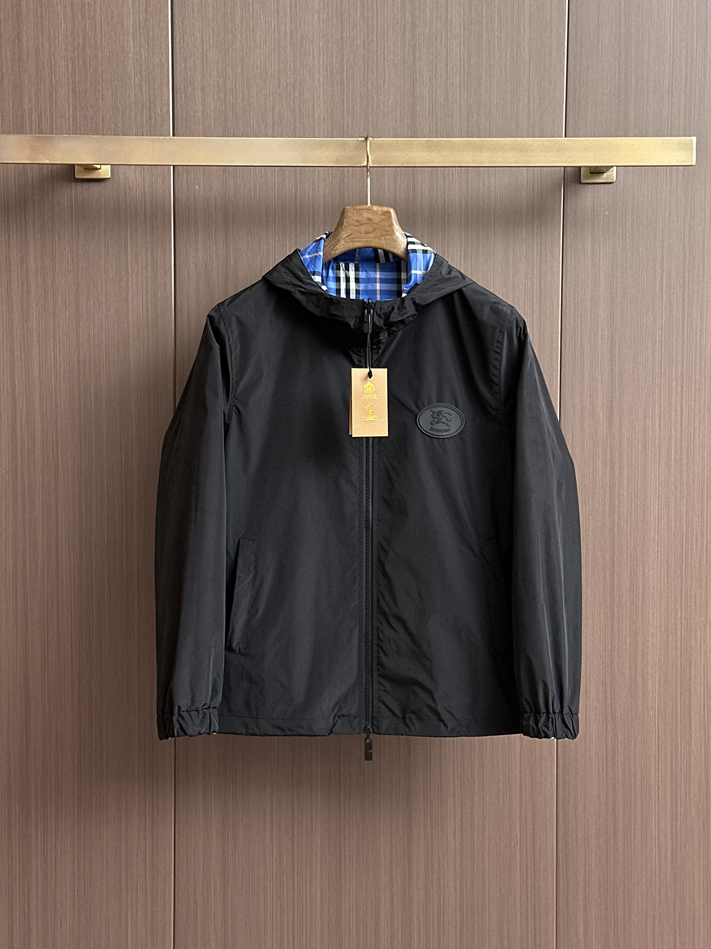 NO:524117,Burberry's official website has the same style, complete three standards, and is available in advance. 2025ss autumn new men's jacket, double-sided wear original single three standards, high-end version, customized counter fabric, breathable and comfortable, impeccable details, brand element design concept, reflecting high quality. The feel is delicate and soft, presents casual cut, and the upper body style is superb. The number of sizes M~3XL, maximum wear 195 catties, burberry, jackets & coats, jackets & coats, alexander wang19860909巴宝莉 官网同款,三标齐全,提前发售 2025ss秋季新款男士夹克外套,双面穿原单三标齐全高端版本 专柜定制面料 透气舒适度高,细节无可挑剔,品牌元素设计理念,体现高品质.手感细腻柔软 呈现休闲裁剪,上身版型超赞 码数M～3XL,最大穿195斤,,burberry,jackets & coats,jackets & coats,alexander wang,Men's clothing