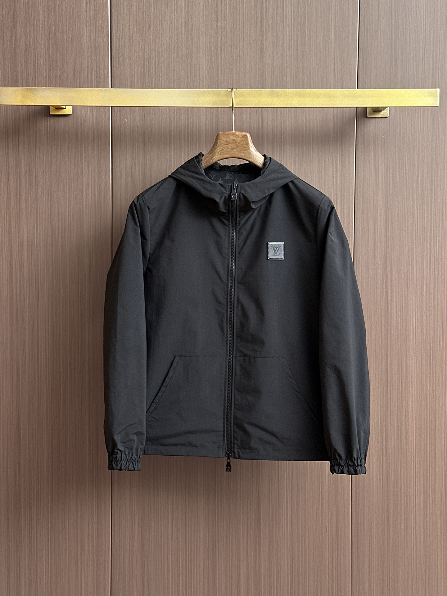 NO:524120,Lv official website, complete three standards, released in advance. 2025ss autumn new men's jacket, double-sided original single three standards, high-end version, customized counter fabric, breathable and comfortable, impeccable details, brand element design concept, reflect high quality. The feel is delicate and soft, presents casual cut, and the upper body style is superb. The number of sizes M~3XL, maximum wear 195 kilograms, louis vuitton, jackets & coats, jackets & coats, alexander wang19860909Lv 官网同款,三标齐全,提前发售 2025ss秋季新款男士夹克外套,双面穿原单三标齐全高端版本 专柜定制面料 透气舒适度高,细节无可挑剔,品牌元素设计理念,体现高品质.手感细腻柔软 呈现休闲裁剪,上身版型超赞 码数M～3XL,最大穿195斤,,louis vuitton,jackets & coats,jackets & coats,alexander wang,Men's clothing