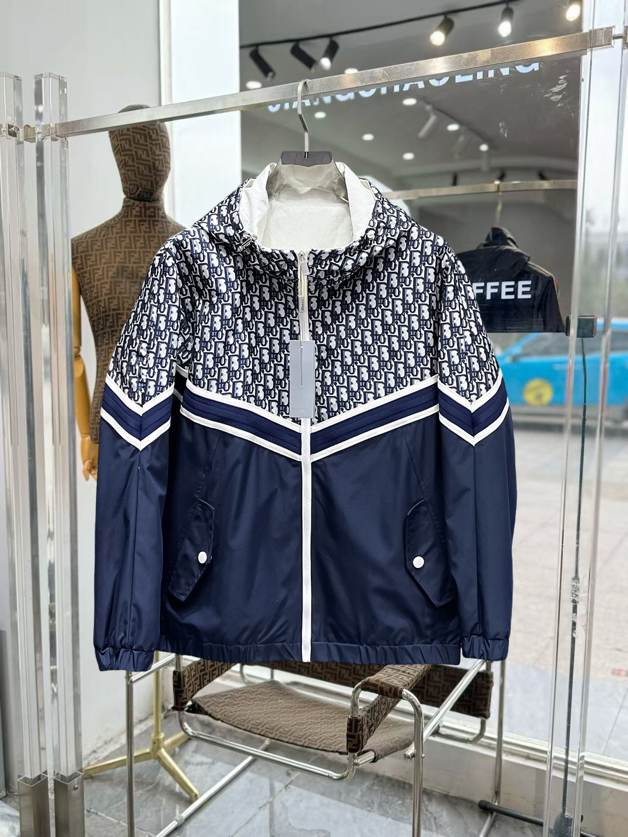 NO:649593,Same style as Dior's official website, complete with three labels, on sale in advance. 2025ss new men's jacket in autumn, high-end version with complete three labels of the original order. Custom-made fabrics at the counter. Highly breathable and comfortable, impeccable details, brand element design concept, reflecting high quality. Delicate and soft feel. Casual tailoring, excellent upper body shape. Size M～3XL, maximum wearing capacity is 195 catties., dior, jackets & coats, jackets & coats, alexander wang19860909迪奥 官网同款,三标齐全,提前发售 2025ss秋季新款男士夹克外套,原单三标齐全高端版本 专柜定制面料 透气舒适度高,细节无可挑剔,品牌元素设计理念,体现高品质.手感细腻柔软 呈现休闲裁剪,上身版型超赞 码数M～3XL,最大穿195斤,,dior,jackets & coats,jackets & coats,alexander wang,Men's clothing