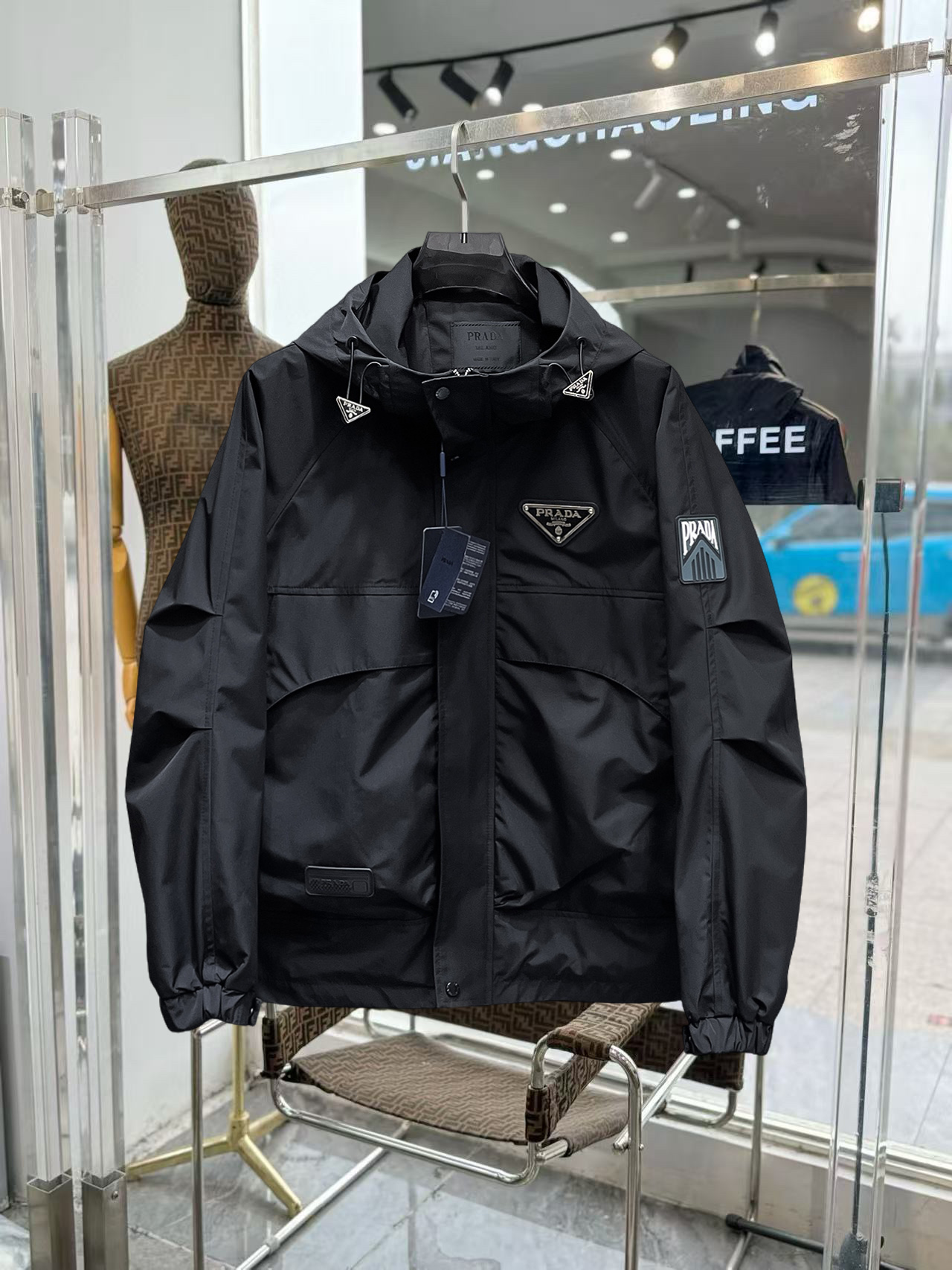 NO:649602,Prada official website, same style, complete with three labels, sold in advance. 2025ss new men's jackets in autumn, original three labels, high-end version. Custom-made fabrics at the counter. Highly breathable and comfortable, impeccable details, brand element design concept, reflecting high quality. Delicate and soft feel. Casual tailoring, excellent upper body shape. Size M～3XL, maximum wearing capacity is 195 catties., prada,jackets & coats,jackets & coats,alexander wang19860909普拉达 官网同款,三标齐全,提前发售 2025ss秋季新款男士夹克外套,原单三标齐全高端版本 专柜定制面料 透气舒适度高,细节无可挑剔,品牌元素设计理念,体现高品质.手感细腻柔软 呈现休闲裁剪,上身版型超赞 码数M～3XL,最大穿195斤,,prada,jackets & coats,jackets & coats,alexander wang,Men's clothing