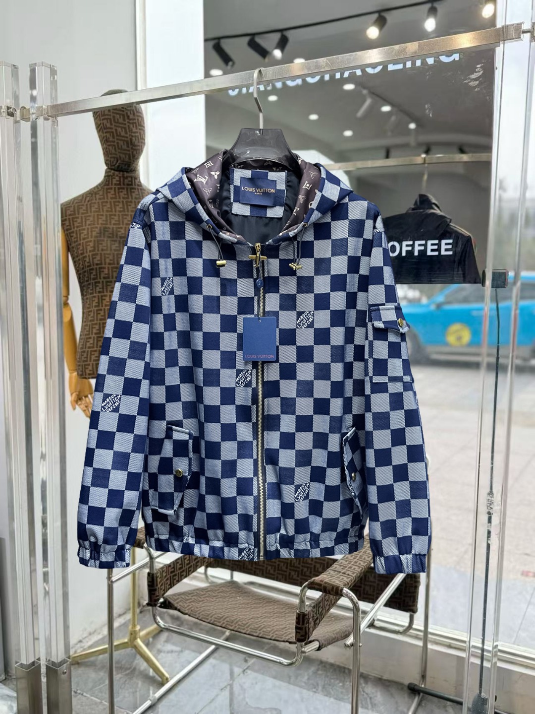 NO:649612,Same style as the LV official website, complete with three labels, sold in advance. 2025ss new autumn men's jacket, high-end version with complete three labels of the original order. Custom-made fabrics at the counter. Highly breathable and comfortable, impeccable details, brand element design concept, reflecting high quality. Delicate and soft feel. Casual tailoring, excellent upper body shape. Size M～3XL, maximum wear 195 catties,, louis vuitton, jackets & coats, jackets & coats, alexander wang19860909LV 官网同款,三标齐全,提前发售 2025ss秋季新款男士夹克外套,原单三标齐全高端版本 专柜定制面料 透气舒适度高,细节无可挑剔,品牌元素设计理念,体现高品质.手感细腻柔软 呈现休闲裁剪,上身版型超赞 码数M～3XL,最大穿195斤,,louis vuitton,jackets & coats,jackets & coats,alexander wang,Men's clothing