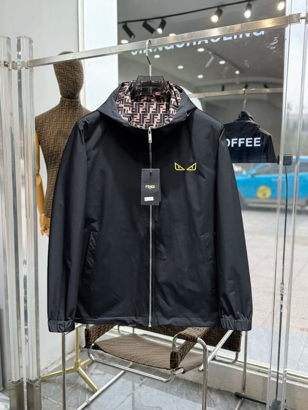 NO:649621,Fendi official website, same style, complete with three labels, sold in advance. 2025ss new autumn men's jackets, original three labels, high-end version. Custom-made fabrics at the counter. Highly breathable and comfortable, impeccable details, brand element design concept, reflecting high quality. Delicate and soft feel. Casual tailoring, excellent upper body size. Size M~3XL, maximum wear 195 catties,,fendi,jackets & coats,jackets & coats,alexander wang19860909芬迪 官网同款,三标齐全,提前发售 2025ss秋季新款男士夹克外套,原单三标齐全高端版本 专柜定制面料 透气舒适度高,细节无可挑剔,品牌元素设计理念,体现高品质.手感细腻柔软 呈现休闲裁剪,上身版型超赞 码数M～3XL,最大穿195斤,,fendi,jackets & coats,jackets & coats,alexander wang,Men's clothing