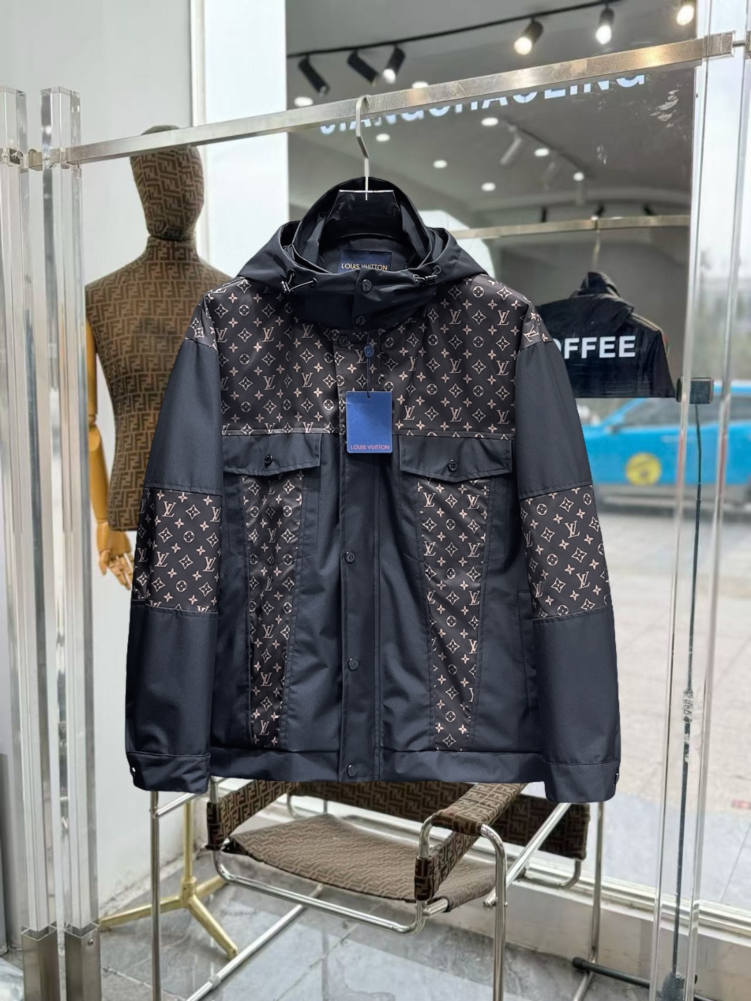 NO:649630,Same style as the LV official website, complete with three labels, sold in advance. 2025ss new autumn men's jacket, high-end version with complete three labels of the original order. Custom-made fabrics at the counter. Highly breathable and comfortable, impeccable details, brand element design concept, reflecting high quality. Delicate and soft feel. Casual tailoring, excellent upper body shape. Size M～3XL, maximum wear 195 catties,, louis vuitton, jackets & coats, jackets & coats, alexander wang19860909LV 官网同款,三标齐全,提前发售 2025ss秋季新款男士夹克外套,原单三标齐全高端版本 专柜定制面料 透气舒适度高,细节无可挑剔,品牌元素设计理念,体现高品质.手感细腻柔软 呈现休闲裁剪,上身版型超赞 码数M～3XL,最大穿195斤,,louis vuitton,jackets & coats,jackets & coats,alexander wang,Men's clothing