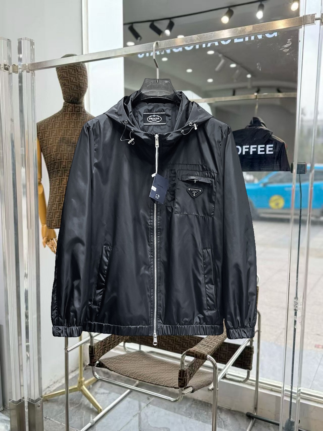 NO:649639,Prada official website, same style, complete with three labels, sold in advance. 2025ss new men's jackets in autumn, original three labels, high-end version. Custom-made fabrics at the counter. Highly breathable and comfortable, impeccable details, brand element design concept, reflecting high quality. Delicate and soft feel. Casual tailoring, excellent upper body shape. Size M～3XL, maximum wearing capacity is 195 catties., prada,jackets & coats,jackets & coats,alexander wang19860909普拉达 官网同款,三标齐全,提前发售 2025ss秋季新款男士夹克外套,原单三标齐全高端版本 专柜定制面料 透气舒适度高,细节无可挑剔,品牌元素设计理念,体现高品质.手感细腻柔软 呈现休闲裁剪,上身版型超赞 码数M～3XL,最大穿195斤,,prada,jackets & coats,jackets & coats,alexander wang,Men's clothing