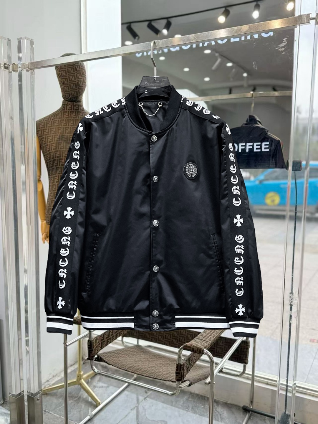 NO:649648,Chrome Hearts The same style as the official website, complete with three labels, on sale in advance. 2025ss new autumn men's jackets, high-end version with complete three labels of the original order. Custom-made fabrics at the counter. Highly breathable and comfortable, impeccable details, brand element design concept, reflecting high quality. Delicate and soft feel. Casual tailoring, excellent upper body size. Size M～3XL, maximum wearing capacity is 195 catties., chrome hearts, jackets & coats, jackets & coats, alexander wang19860909克罗心 官网同款,三标齐全,提前发售 2025ss秋季新款男士夹克外套,原单三标齐全高端版本 专柜定制面料 透气舒适度高,细节无可挑剔,品牌元素设计理念,体现高品质.手感细腻柔软 呈现休闲裁剪,上身版型超赞 码数M～3XL,最大穿195斤,,chrome hearts,jackets & coats,jackets & coats,alexander wang,Men's clothing