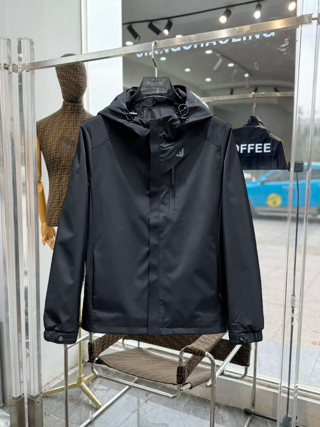 NO:649657,Same style as Armani's official website, complete with three labels, on sale in advance. 2025ss new autumn men's jackets, high-end version with complete three labels of the original order. Custom-made fabrics at the counter. Highly breathable and comfortable, impeccable details, brand element design concept, reflecting high quality. Delicate and soft feel. Casual tailoring, excellent upper body shape. Size M～3XL, maximum wearing capacity is 195 catties., armani,jackets & coats,jackets & coats,alexander wang19860909阿玛尼 官网同款,三标齐全,提前发售 2025ss秋季新款男士夹克外套,原单三标齐全高端版本 专柜定制面料 透气舒适度高,细节无可挑剔,品牌元素设计理念,体现高品质.手感细腻柔软 呈现休闲裁剪,上身版型超赞 码数M～3XL,最大穿195斤,,armani,jackets & coats,jackets & coats,alexander wang,Men's clothing