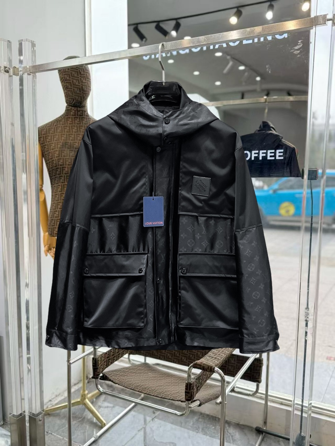 NO:649664,Same style as the LV official website, complete with three labels, sold in advance. 2025ss new autumn men's jacket, high-end version with complete three labels of the original order. Custom-made fabrics at the counter. Highly breathable and comfortable, impeccable details, brand element design concept, reflecting high quality. Delicate and soft feel. Casual tailoring, excellent upper body shape. Size M～3XL, maximum wear 195 catties,, louis vuitton, jackets & coats, jackets & coats, alexander wang19860909LV 官网同款,三标齐全,提前发售 2025ss秋季新款男士夹克外套,原单三标齐全高端版本 专柜定制面料 透气舒适度高,细节无可挑剔,品牌元素设计理念,体现高品质.手感细腻柔软 呈现休闲裁剪,上身版型超赞 码数M～3XL,最大穿195斤,,louis vuitton,jackets & coats,jackets & coats,alexander wang,Men's clothing