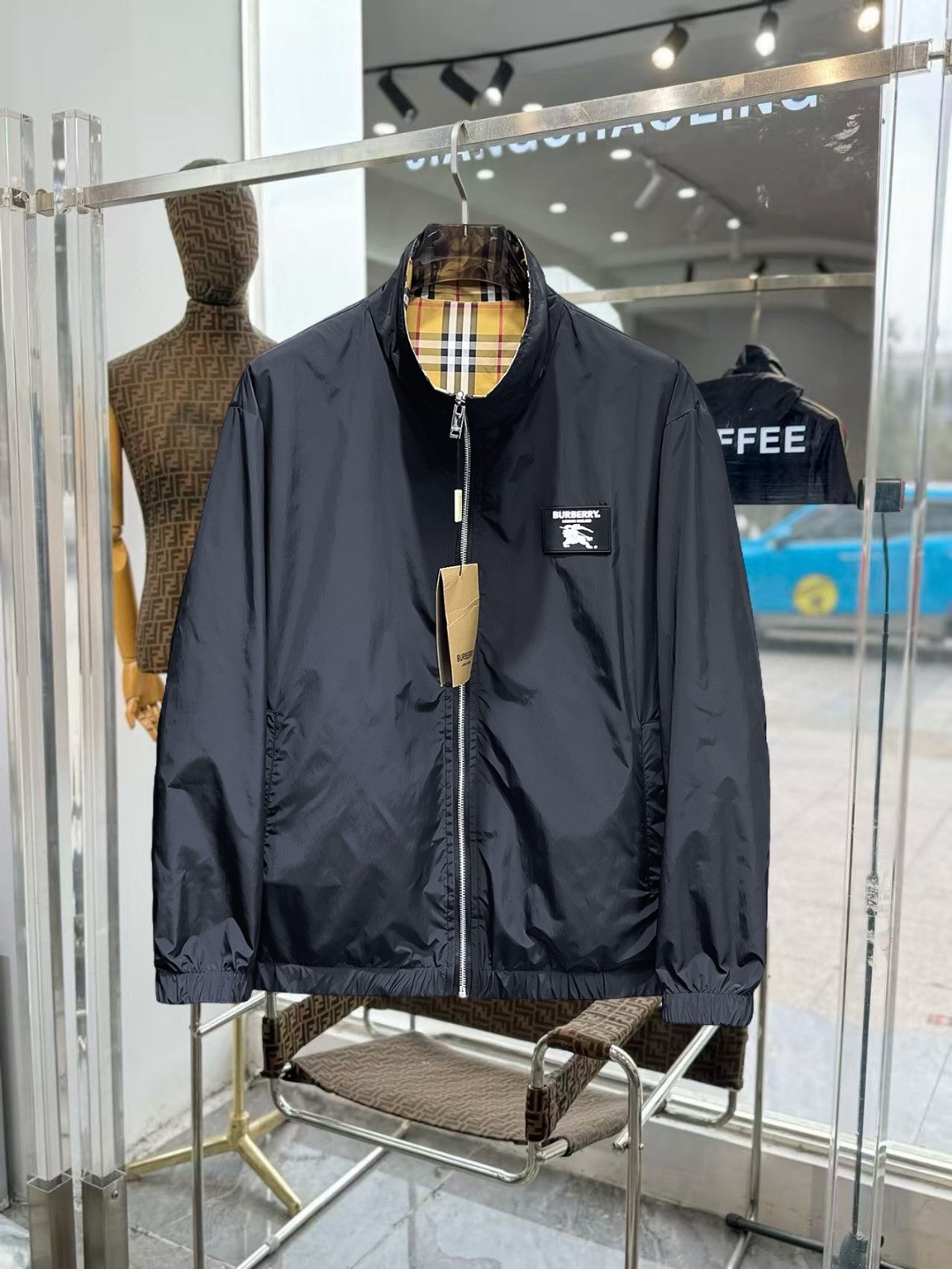 NO:649671,The same style as Burberry's official website, complete with three labels, sold in advance. 2025ss new men's jacket in autumn, complete with three labels, high-end version of the original order. Custom-made fabrics at the counter. Highly breathable and comfortable, impeccable details, brand element design concept, reflecting high quality. Delicate and soft feel. Casual tailoring, excellent upper body shape. Size M～3XL, maximum wear 195 catties,,burberry,jackets & coats,jackets & coats,alexander wang19860909巴宝莉 官网同款,三标齐全,提前发售 2025ss秋季新款男士夹克外套,原单三标齐全高端版本 专柜定制面料 透气舒适度高,细节无可挑剔,品牌元素设计理念,体现高品质.手感细腻柔软 呈现休闲裁剪,上身版型超赞 码数M～3XL,最大穿195斤,,burberry,jackets & coats,jackets & coats,alexander wang,Men's clothing