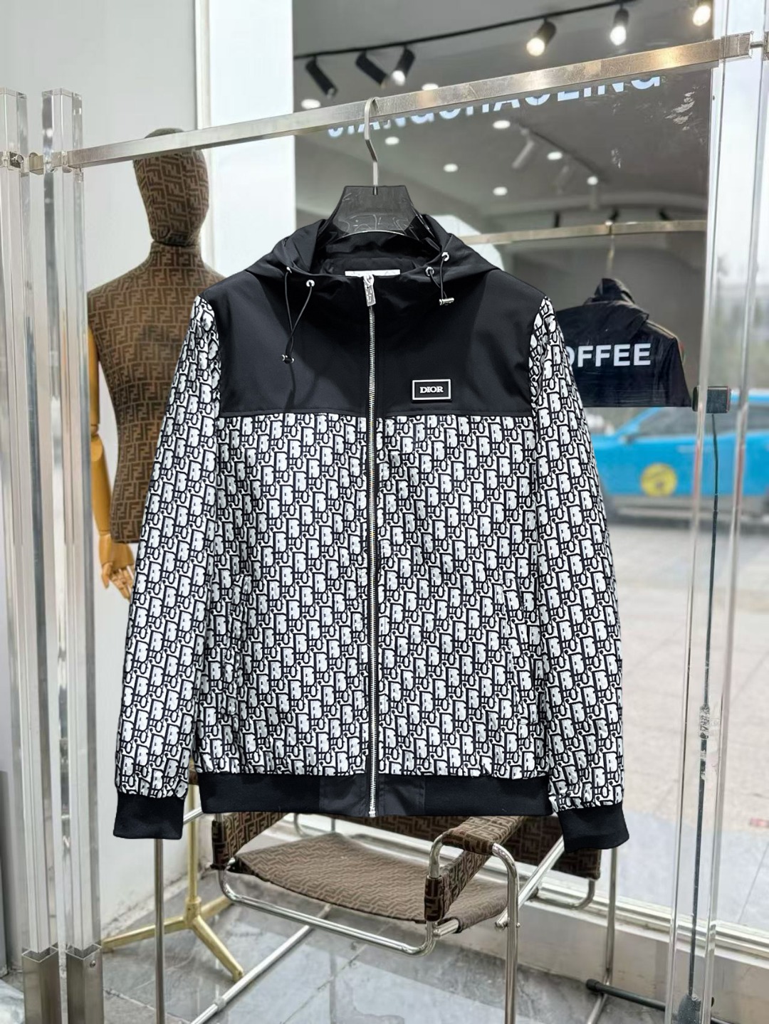 NO:649603,Same style as Dior's official website, complete with three labels, on sale in advance. 2025ss new men's jacket in autumn, high-end version with complete three labels of the original order. Custom-made fabrics at the counter. Highly breathable and comfortable, impeccable details, brand element design concept, reflecting high quality. Delicate and soft feel. Casual tailoring, excellent upper body shape. Size M～3XL, maximum wearing capacity is 195 catties., dior, jackets & coats, jackets & coats, alexander wang19860909迪奥 官网同款,三标齐全,提前发售 2025ss秋季新款男士夹克外套,原单三标齐全高端版本 专柜定制面料 透气舒适度高,细节无可挑剔,品牌元素设计理念,体现高品质.手感细腻柔软 呈现休闲裁剪,上身版型超赞 码数M～3XL,最大穿195斤,,dior,jackets & coats,jackets & coats,alexander wang,Men's clothing