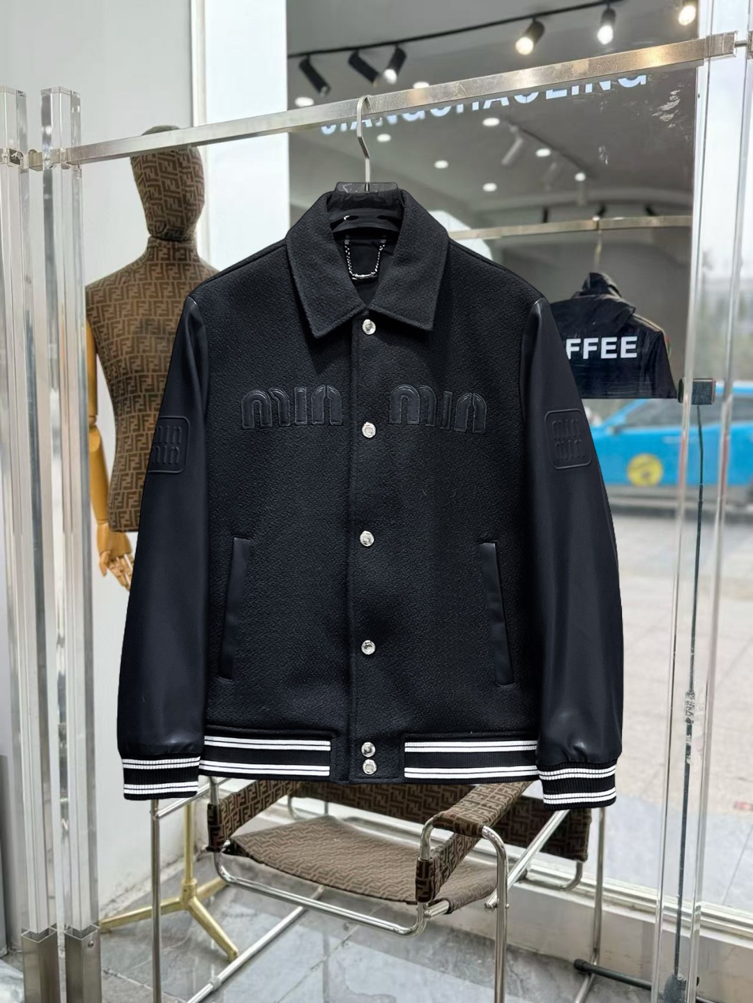 NO:649611,The same style as the official website of miumiu, complete with three labels, sold in advance. 2025ss new autumn men's jackets, high-end version with complete three labels of the original order. Custom-made fabrics at the counter. Highly breathable and comfortable, impeccable details, brand element design concept, reflecting high quality. Delicate and soft feel. Casual tailoring, excellent upper body shape. Size M～3XL, maximum wearing capacity is 195 catties.,,miumiu,jackets & coats,jackets & coats,alexander wang19860909miumiu 官网同款,三标齐全,提前发售 2025ss秋季新款男士夹克外套,原单三标齐全高端版本 专柜定制面料 透气舒适度高,细节无可挑剔,品牌元素设计理念,体现高品质.手感细腻柔软 呈现休闲裁剪,上身版型超赞 码数M～3XL,最大穿195斤,,miumiu,jackets & coats,jackets & coats,alexander wang,Men's clothing