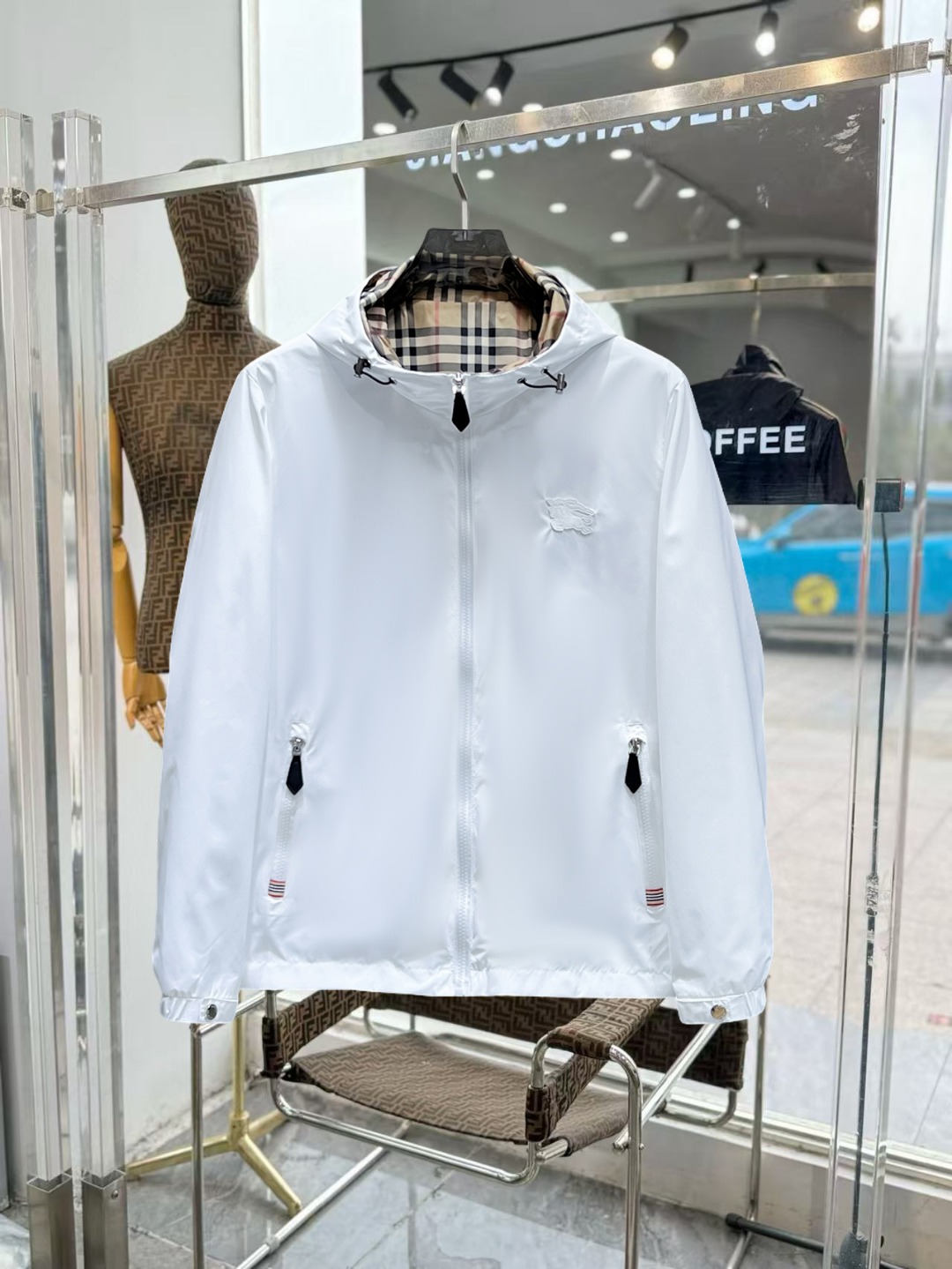 NO:649620,The same style as Burberry's official website, complete with three labels, sold in advance. 2025ss new men's jacket in autumn, complete with three labels, high-end version of the original order. Custom-made fabrics at the counter. Highly breathable and comfortable, impeccable details, brand element design concept, reflecting high quality. Delicate and soft feel. Casual tailoring, excellent upper body shape. Size M～3XL, maximum wear 195 catties,,burberry,jackets & coats,jackets & coats,alexander wang19860909巴宝莉 官网同款,三标齐全,提前发售 2025ss秋季新款男士夹克外套,原单三标齐全高端版本 专柜定制面料 透气舒适度高,细节无可挑剔,品牌元素设计理念,体现高品质.手感细腻柔软 呈现休闲裁剪,上身版型超赞 码数M～3XL,最大穿195斤,,burberry,jackets & coats,jackets & coats,alexander wang,Men's clothing