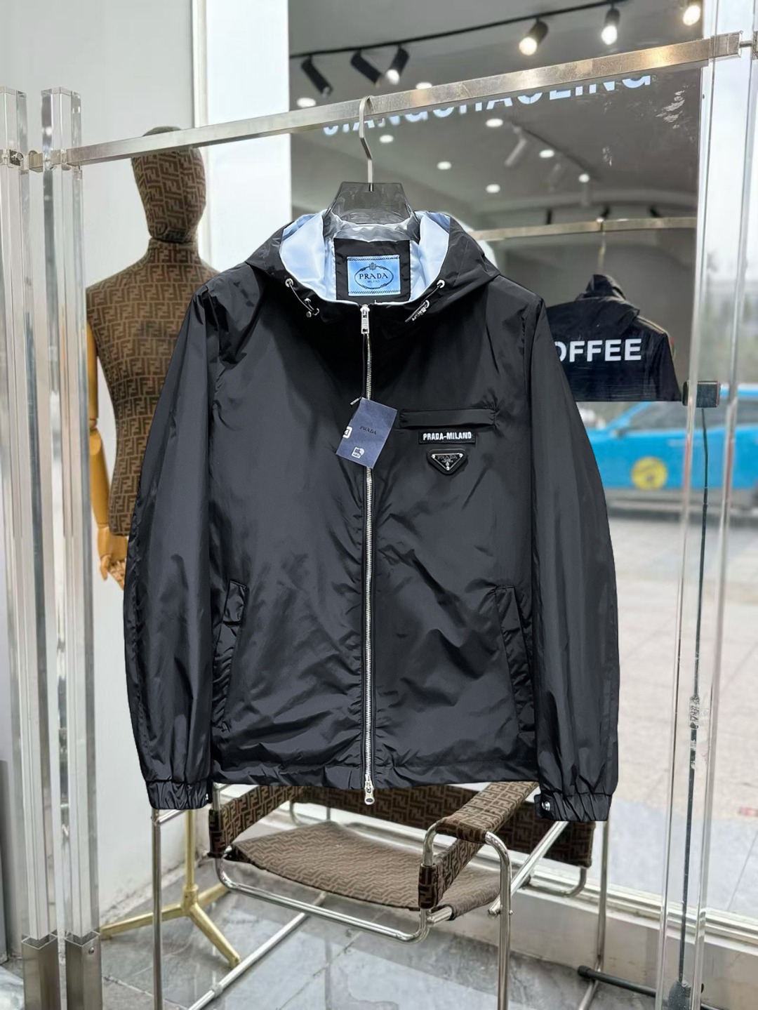 NO:649629,Prada official website, same style, complete with three labels, sold in advance. 2025ss new men's jackets in autumn, original three labels, high-end version. Custom-made fabrics at the counter. Highly breathable and comfortable, impeccable details, brand element design concept, reflecting high quality. Delicate and soft feel. Casual tailoring, excellent upper body shape. Size M～3XL, maximum wearing capacity is 195 catties., prada,jackets & coats,jackets & coats,alexander wang19860909普拉达 官网同款,三标齐全,提前发售 2025ss秋季新款男士夹克外套,原单三标齐全高端版本 专柜定制面料 透气舒适度高,细节无可挑剔,品牌元素设计理念,体现高品质.手感细腻柔软 呈现休闲裁剪,上身版型超赞 码数M～3XL,最大穿195斤,,prada,jackets & coats,jackets & coats,alexander wang,Men's clothing