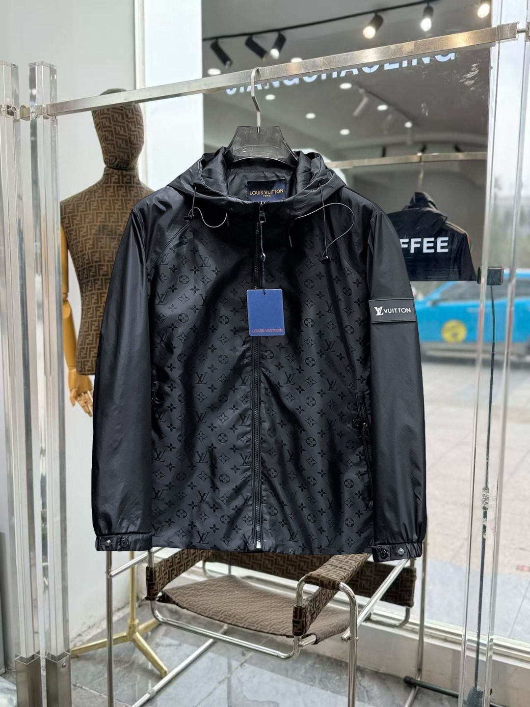 NO:649638,Same style as the LV official website, complete with three labels, sold in advance. 2025ss new autumn men's jacket, high-end version with complete three labels of the original order. Custom-made fabrics at the counter. Highly breathable and comfortable, impeccable details, brand element design concept, reflecting high quality. Delicate and soft feel. Casual tailoring, excellent upper body shape. Size M～3XL, maximum wear 195 catties,, louis vuitton, jackets & coats, jackets & coats, alexander wang19860909LV 官网同款,三标齐全,提前发售 2025ss秋季新款男士夹克外套,原单三标齐全高端版本 专柜定制面料 透气舒适度高,细节无可挑剔,品牌元素设计理念,体现高品质.手感细腻柔软 呈现休闲裁剪,上身版型超赞 码数M～3XL,最大穿195斤,,louis vuitton,jackets & coats,jackets & coats,alexander wang,Men's clothing